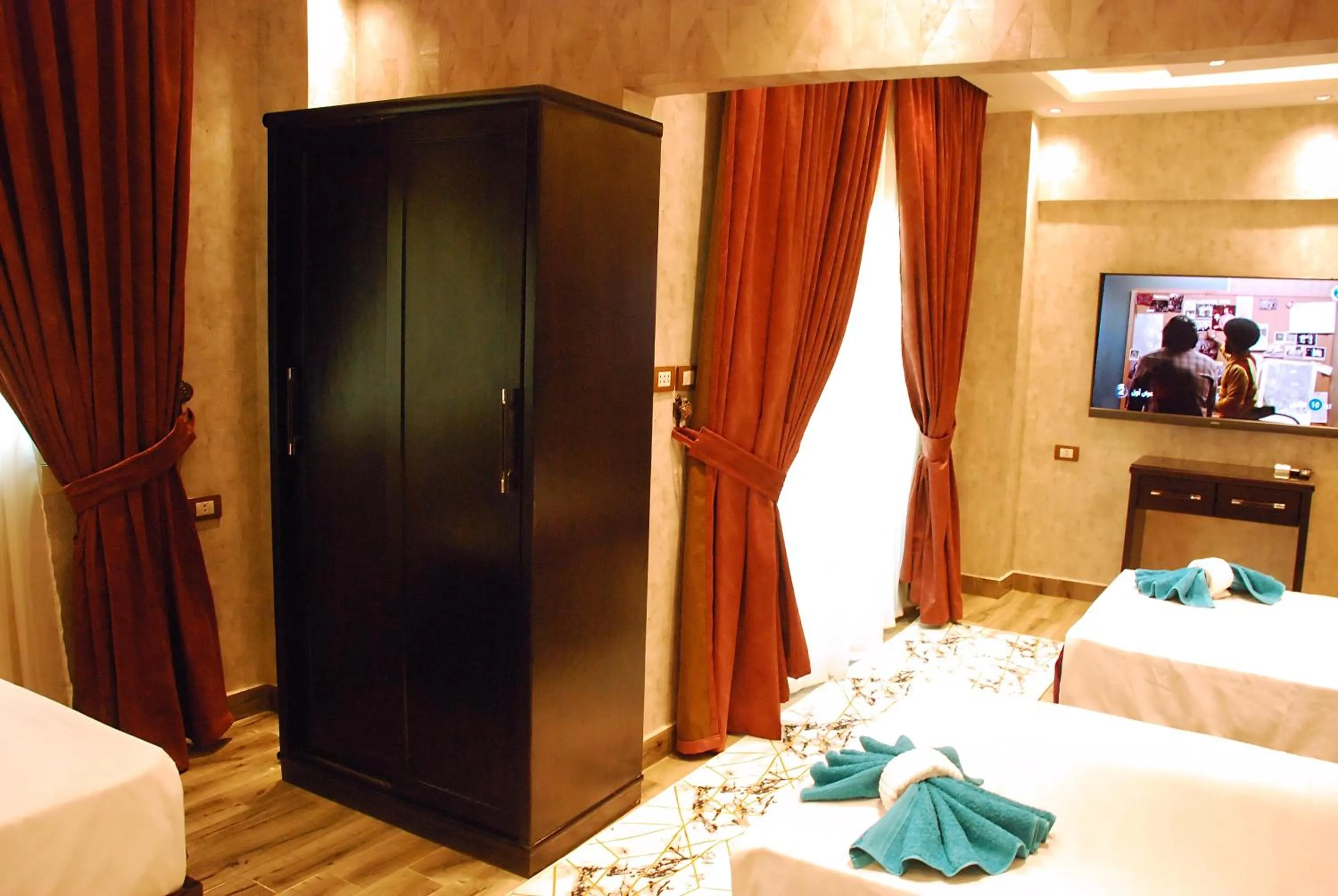 Bedroom, Bed in Pyramids Planet Hotel