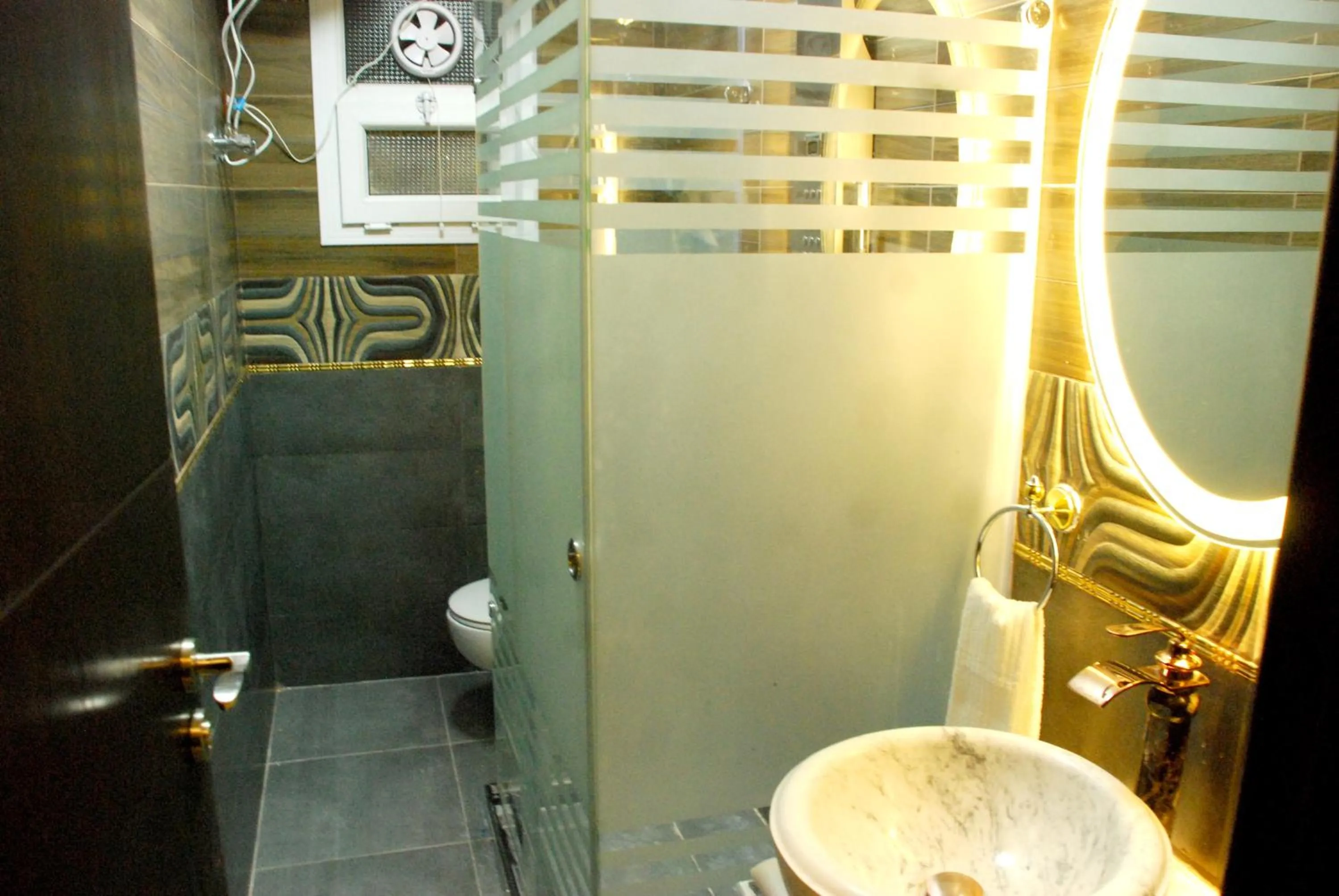 Bathroom in Pyramids Planet Hotel