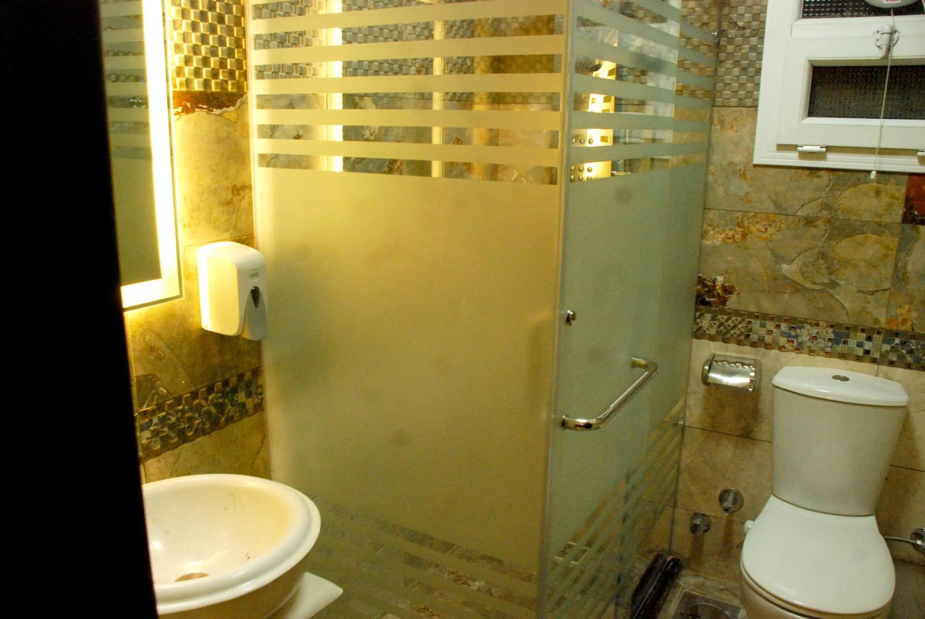 Bathroom in Pyramids Planet Hotel