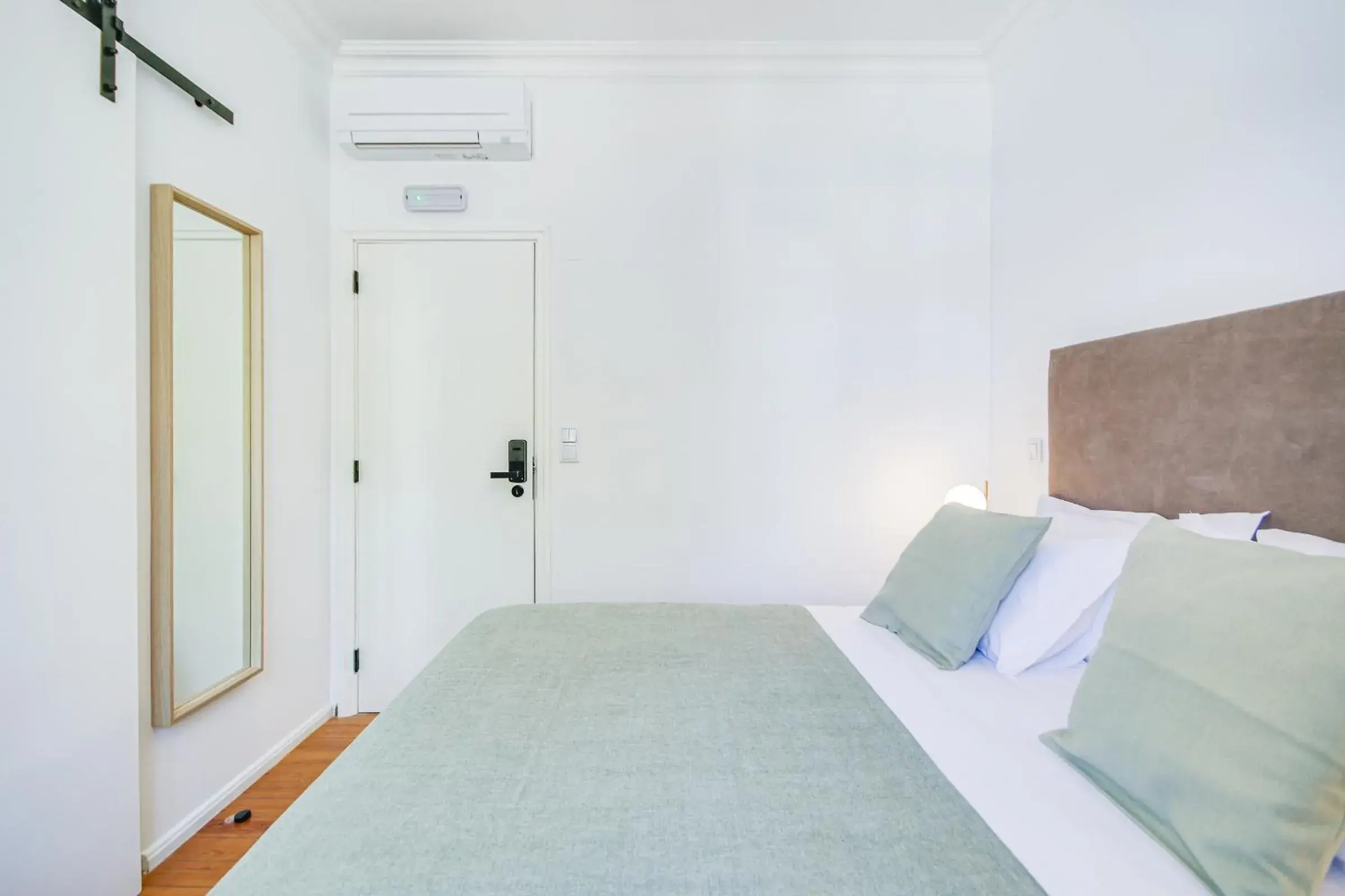 Basic Double Room with Street View - single occupancy in Alvalade Palace Basic Double Room with Street View - single occupancy in Alvalade Palace