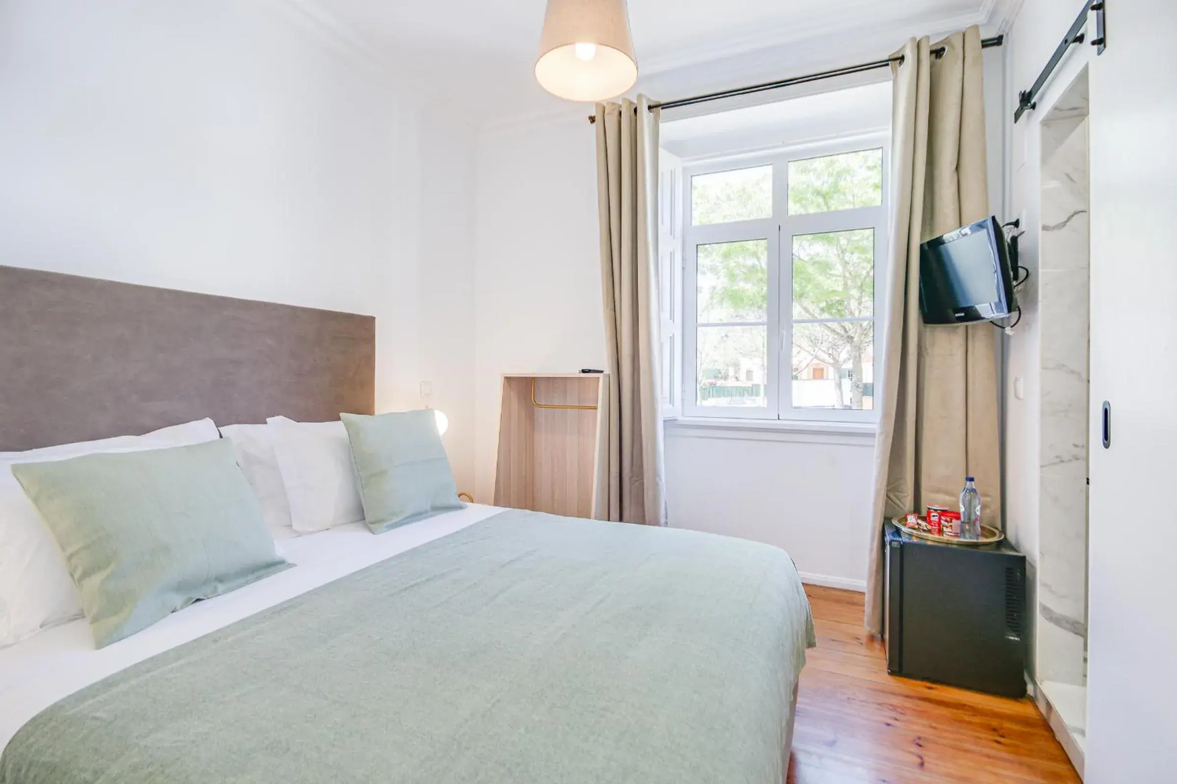 Basic Double Room with Street View in Alvalade Palace Basic Double Room with Street View in Alvalade Palace