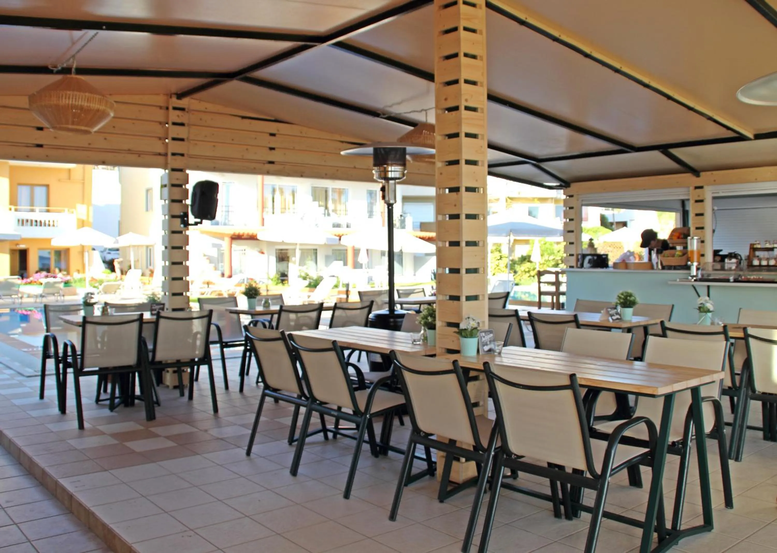Restaurant/places to eat in Esperides Beach Hotel Apartments