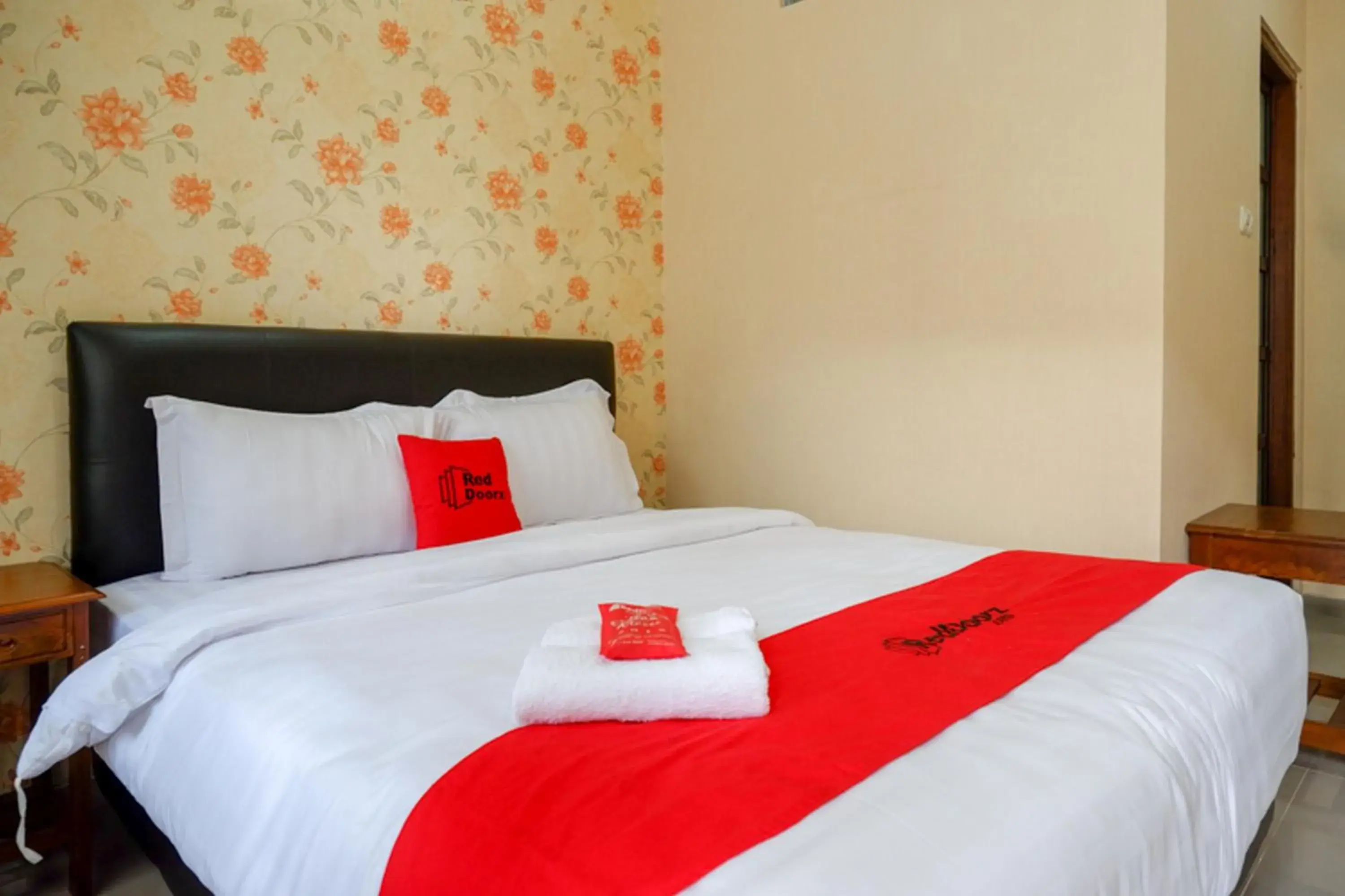 Bedroom, Bed in RedDoorz @ Jalan Majapahit Semarang Bedroom, Bed in RedDoorz @ Jalan Majapahit Semarang