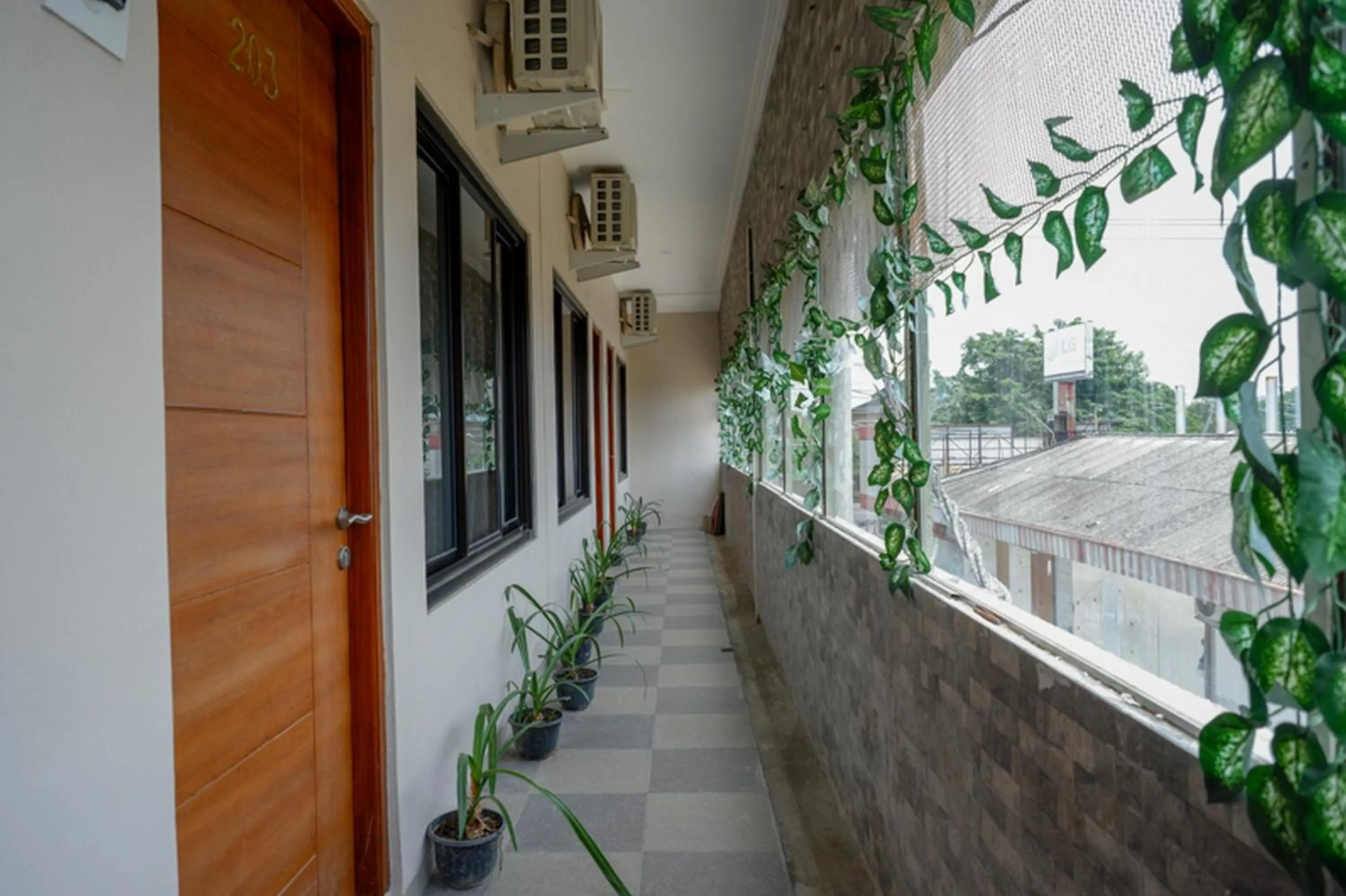 Property building in RedDoorz @ Jalan Majapahit Semarang