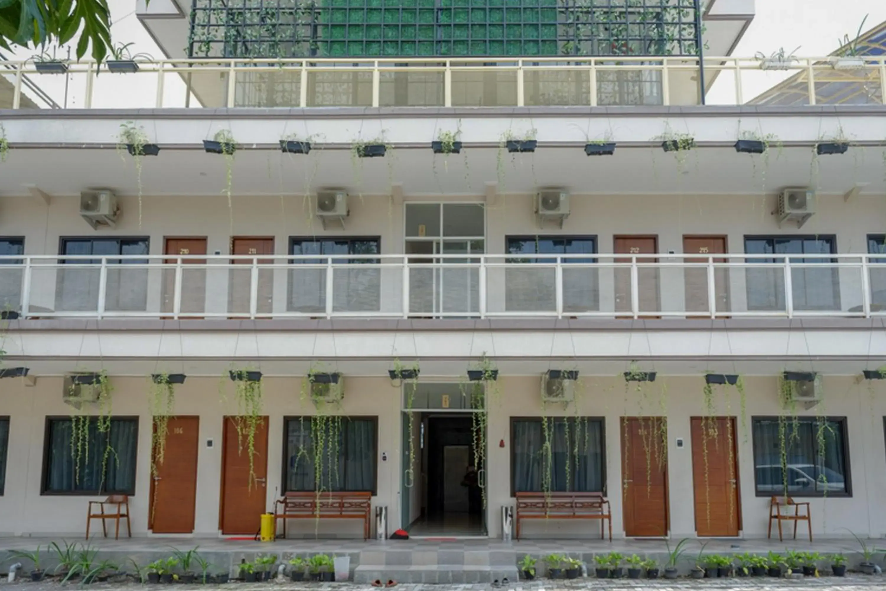 Facade/entrance in RedDoorz @ Jalan Majapahit Semarang Facade/entrance in RedDoorz @ Jalan Majapahit Semarang