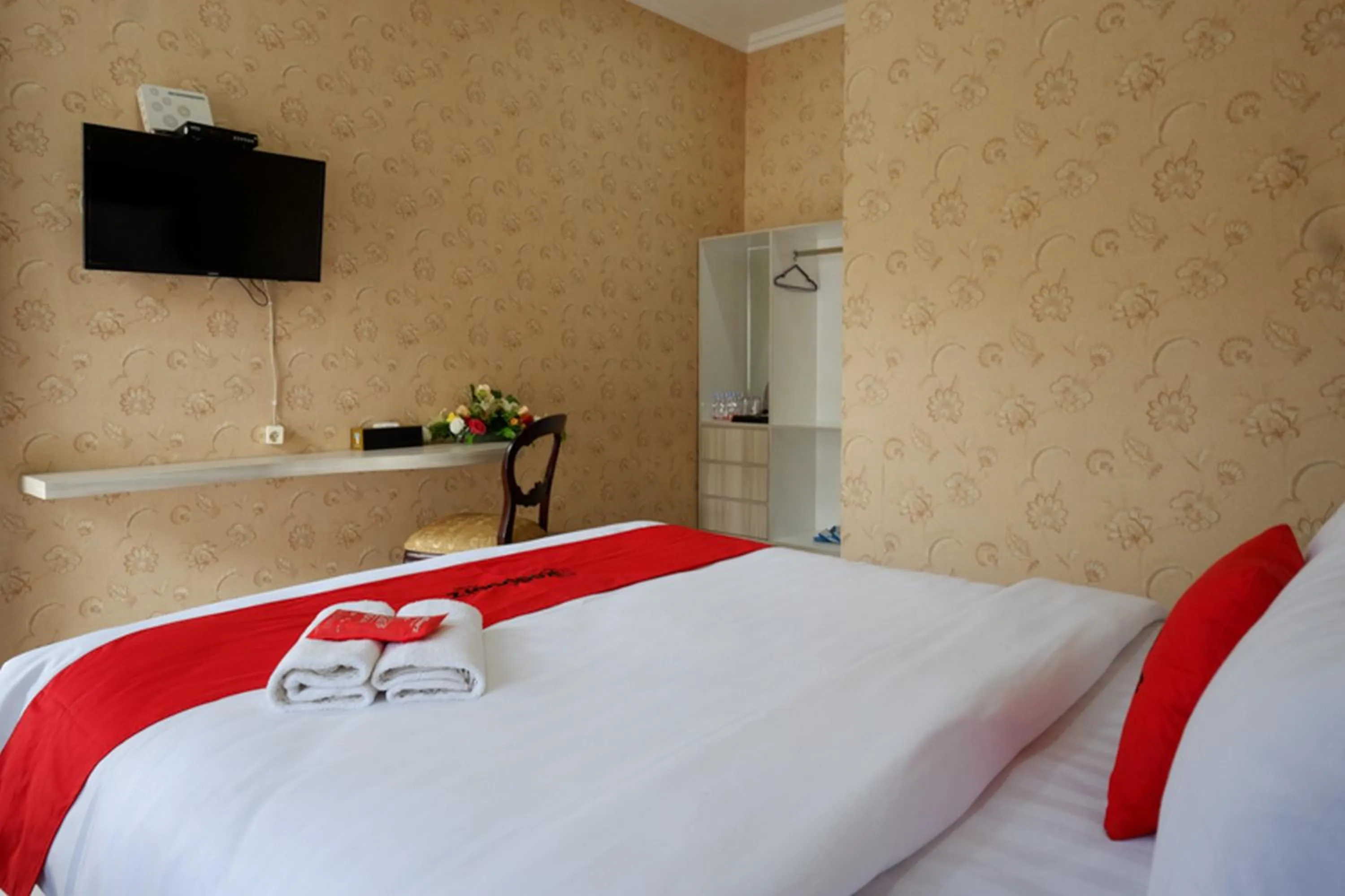 Bedroom, Bed in RedDoorz @ Jalan Majapahit Semarang