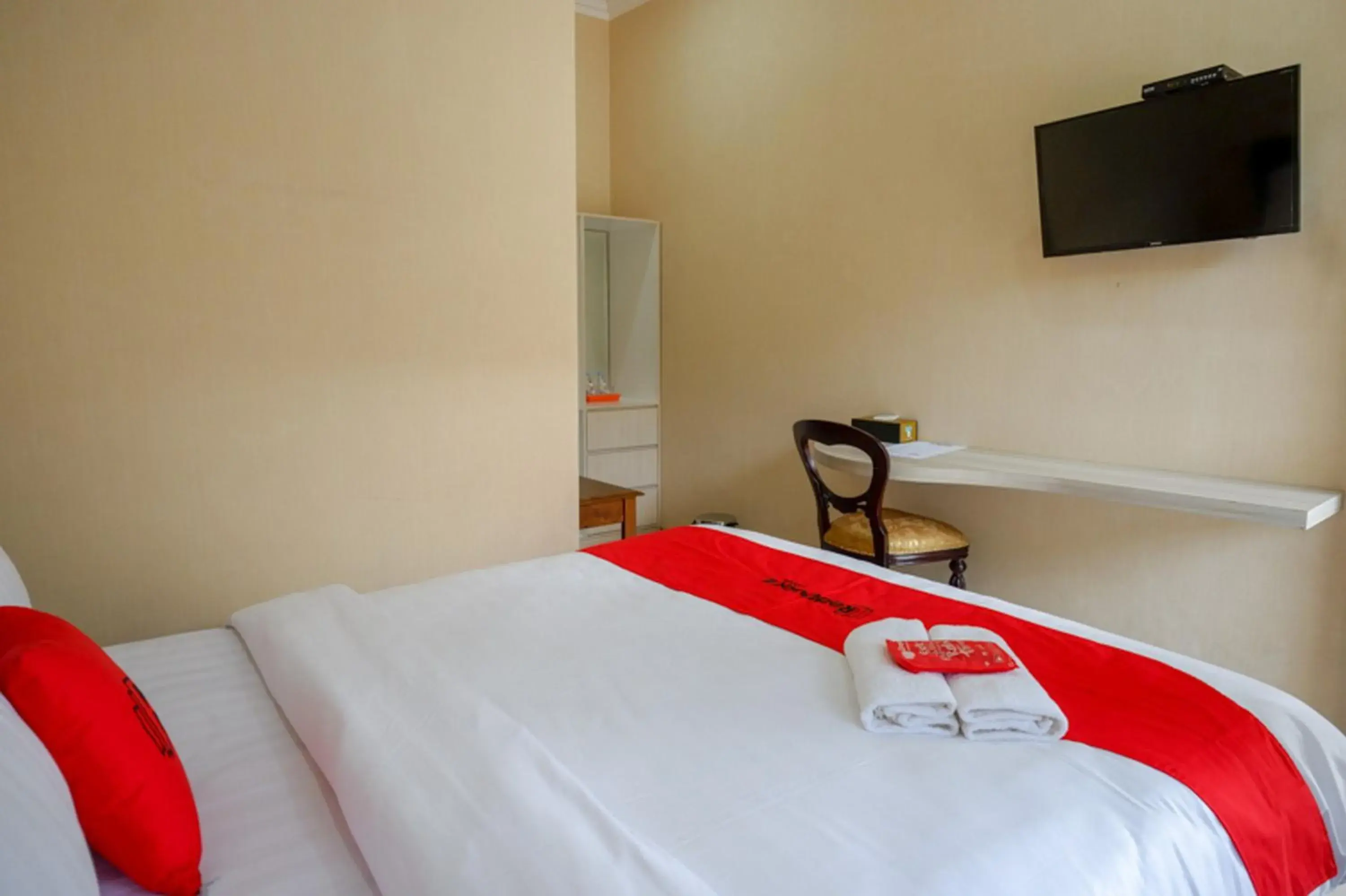 Bedroom, Bed in RedDoorz @ Jalan Majapahit Semarang Bedroom, Bed in RedDoorz @ Jalan Majapahit Semarang