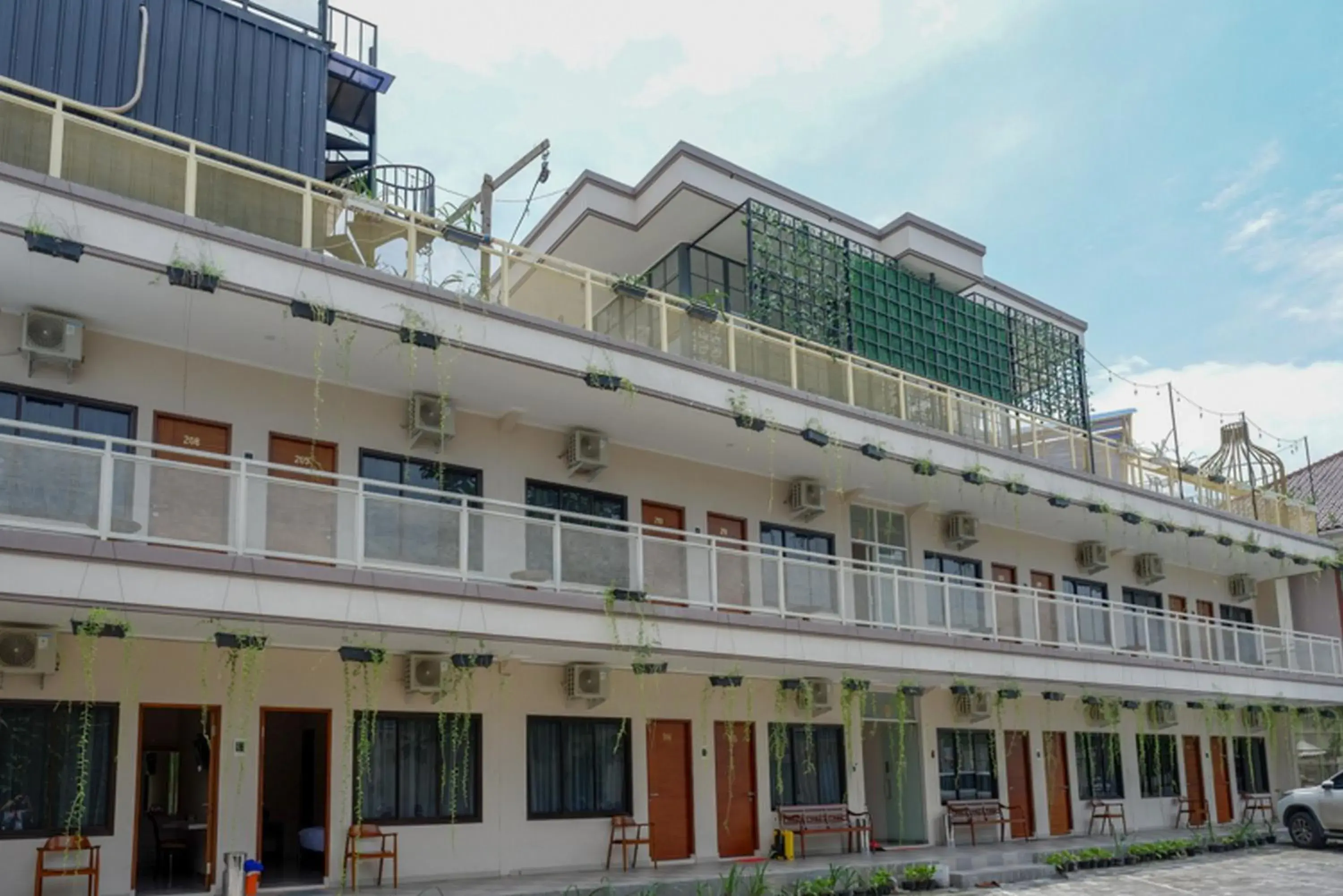 Facade/entrance in RedDoorz @ Jalan Majapahit Semarang Facade/entrance in RedDoorz @ Jalan Majapahit Semarang