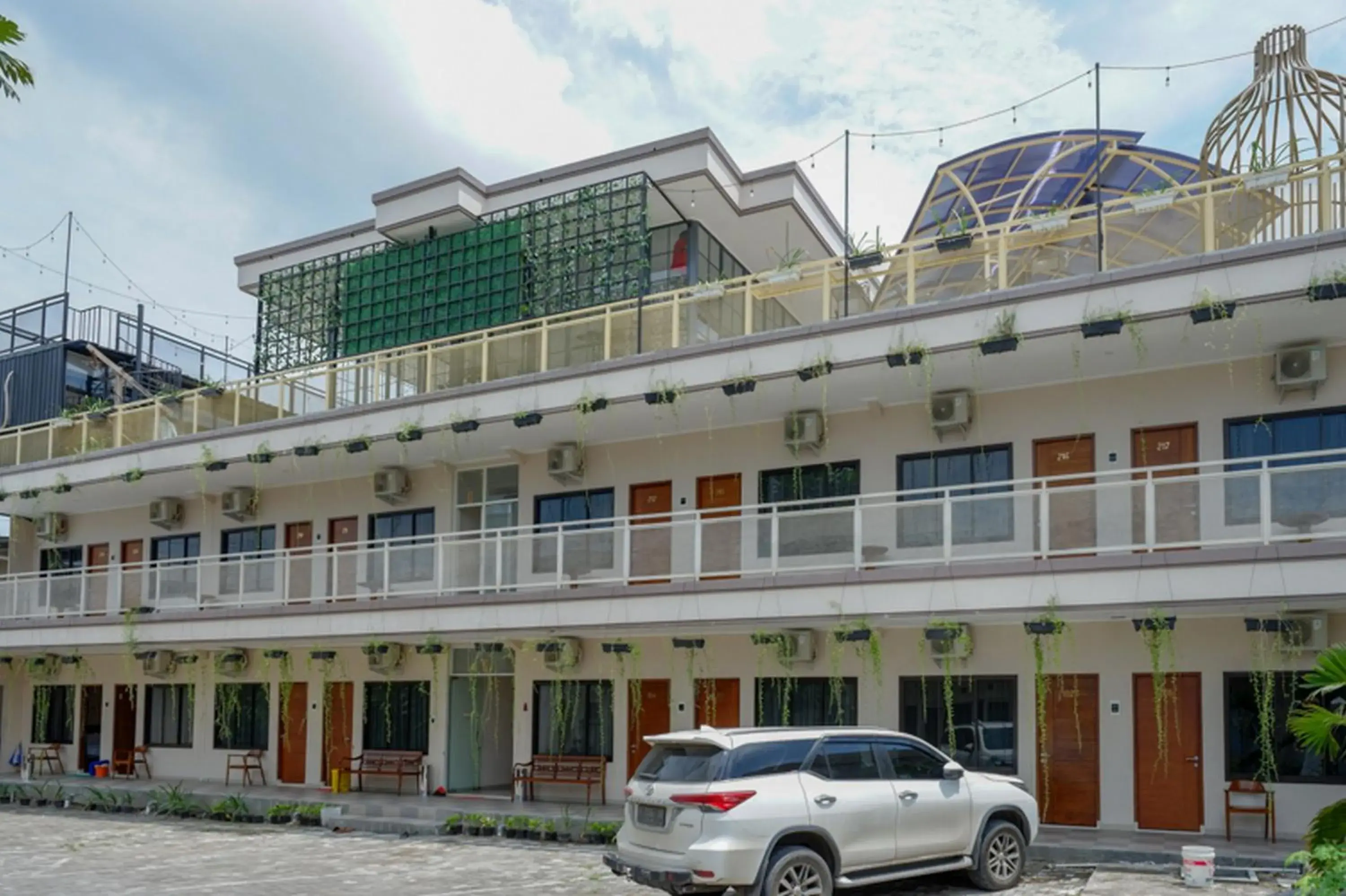 Facade/entrance in RedDoorz @ Jalan Majapahit Semarang Facade/entrance in RedDoorz @ Jalan Majapahit Semarang