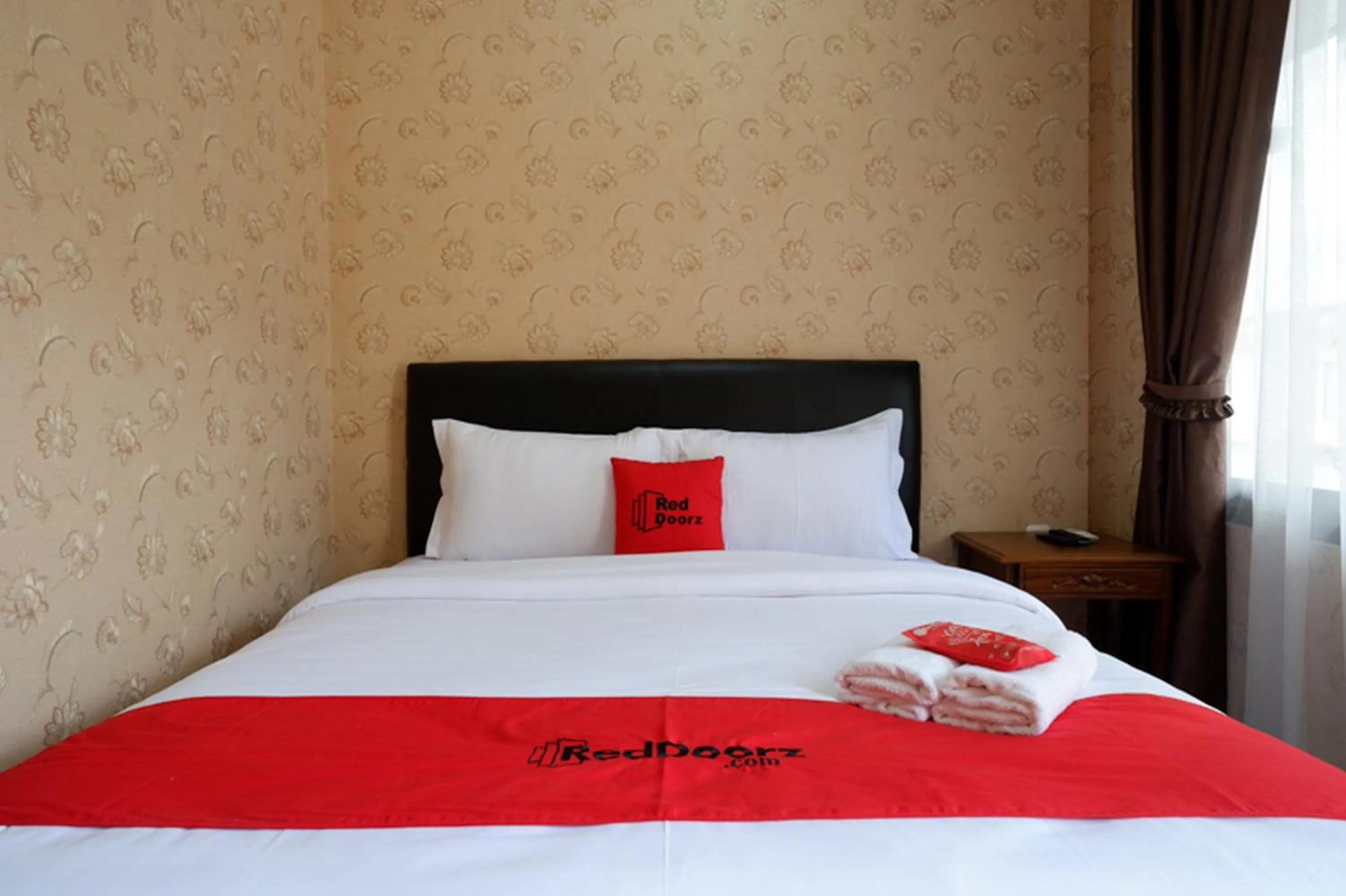 Bedroom, Bed in RedDoorz @ Jalan Majapahit Semarang