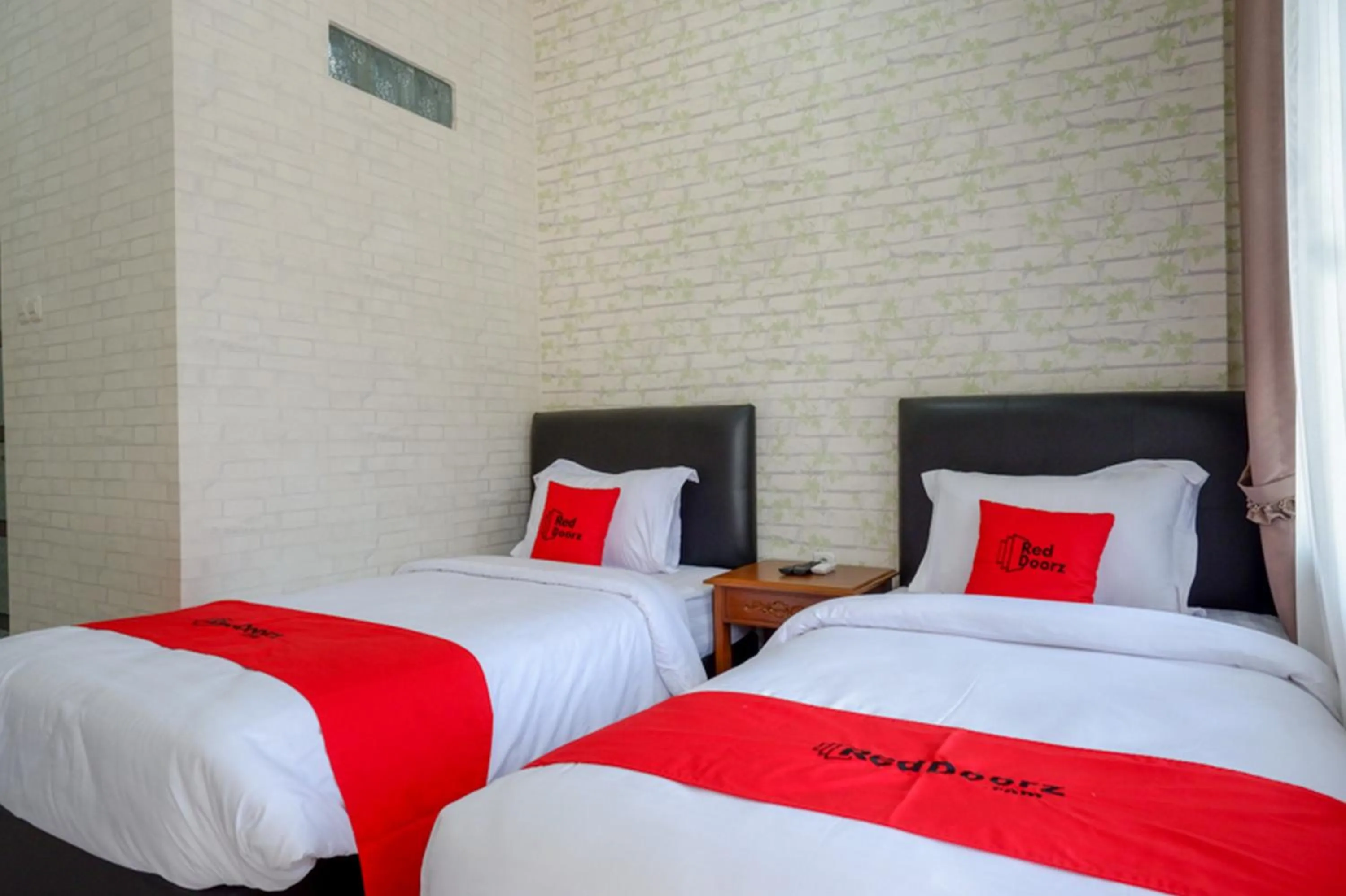 Bedroom, Bed in RedDoorz @ Jalan Majapahit Semarang