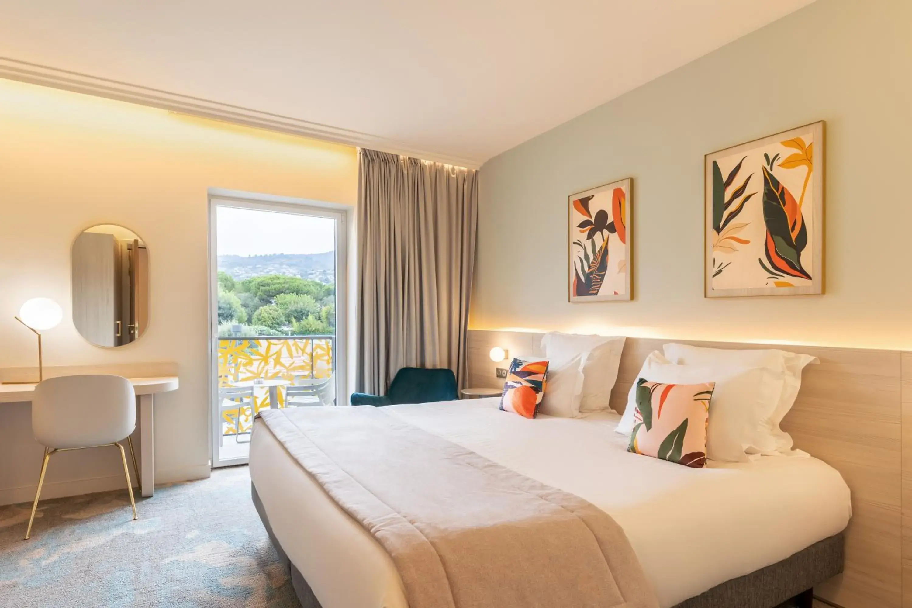 Deluxe Queen Room with Balcony - Non-Smoking in Ilot du Golf BW Premier Collection Deluxe Queen Room with Balcony - Non-Smoking in Ilot du Golf BW Premier Collection