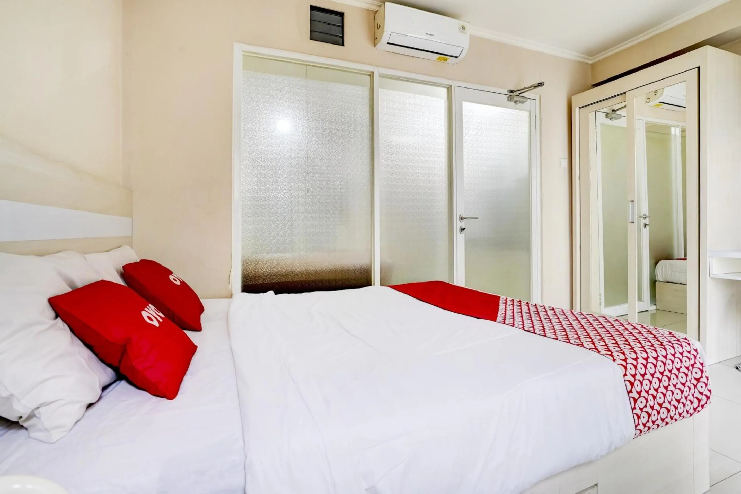 Bedroom in Collection O 90205 Queen Rent Apartment Gateway Pasteur