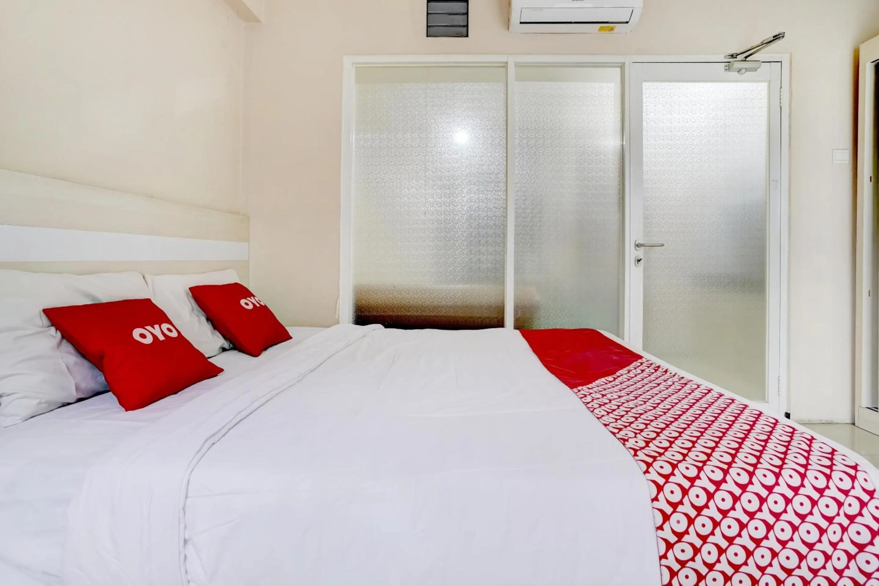 Bedroom in Collection O 90205 Queen Rent Apartment Gateway Pasteur