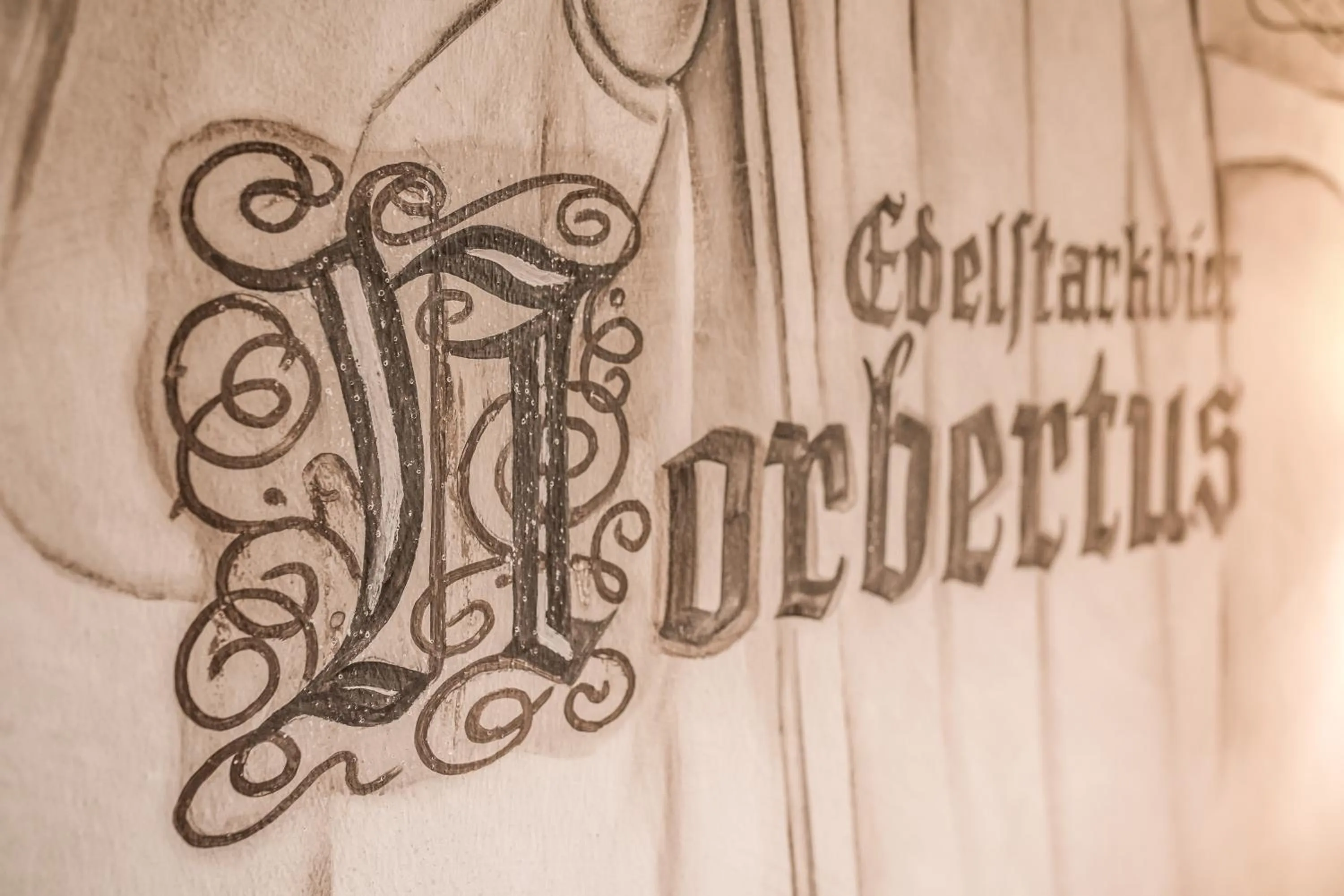 Text overlay in Hotel Arthus