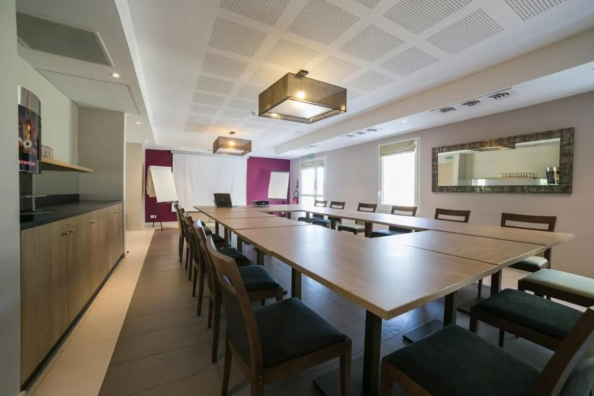 Meeting/conference room in Hôtel de la Louée