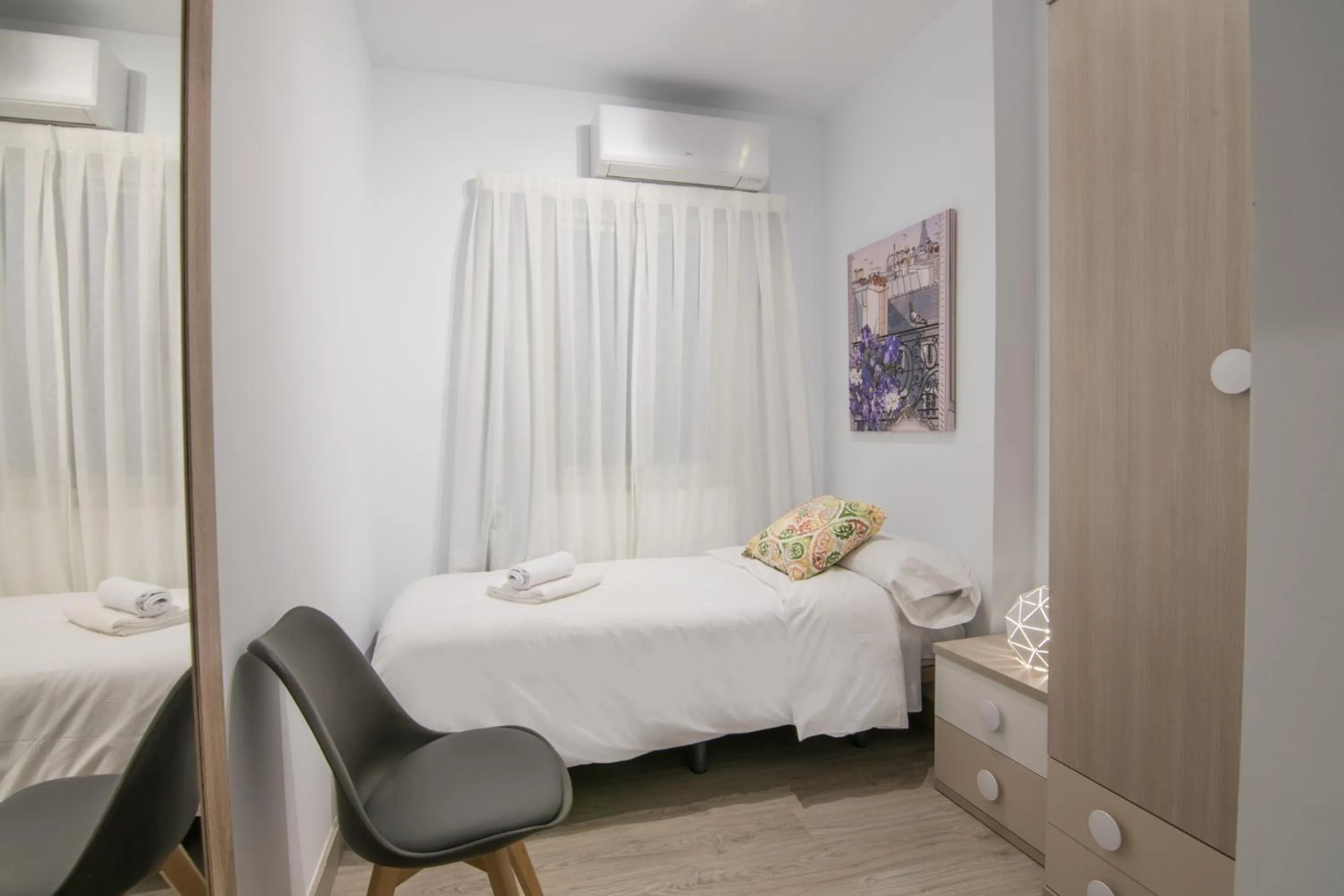 Bed in tuGuest Station 2 apartment