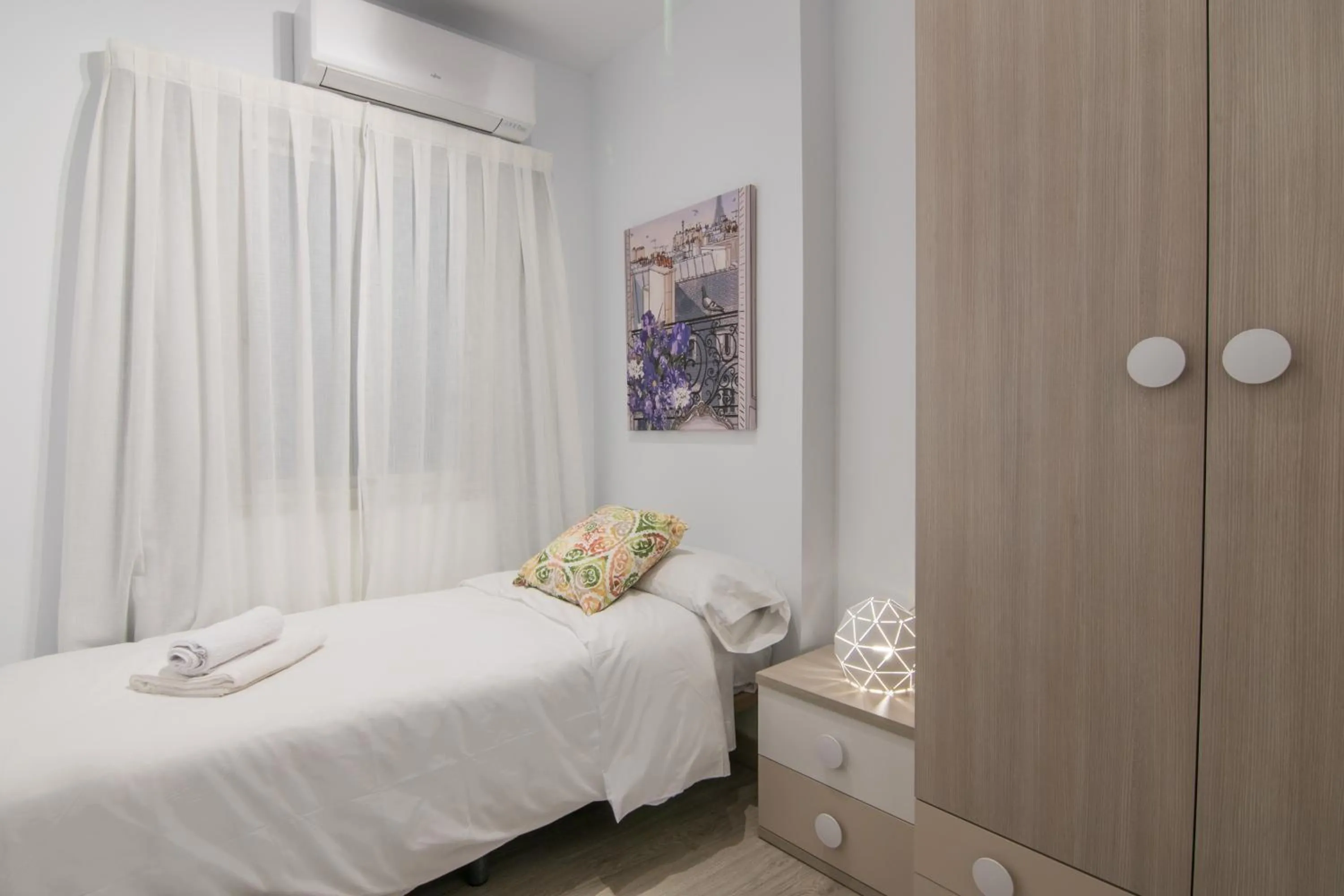 Bed in tuGuest Station 2 apartment