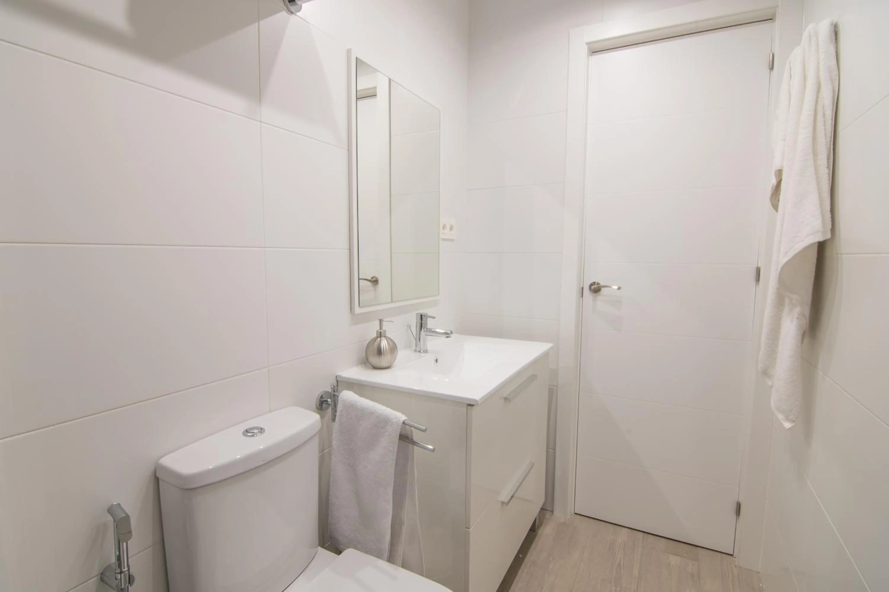 Bathroom in tuGuest Station 2 apartment