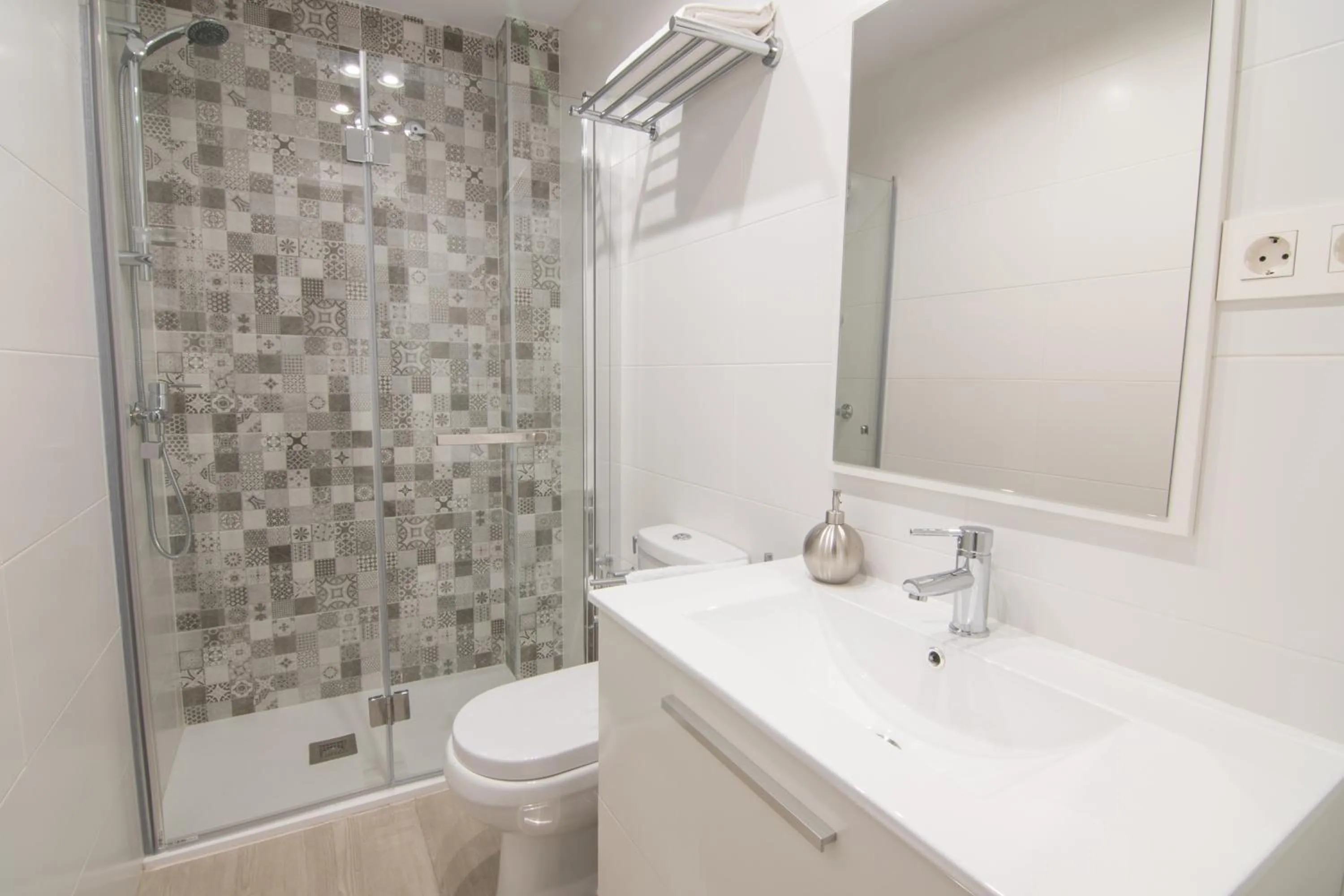 Bathroom in tuGuest Station 2 apartment