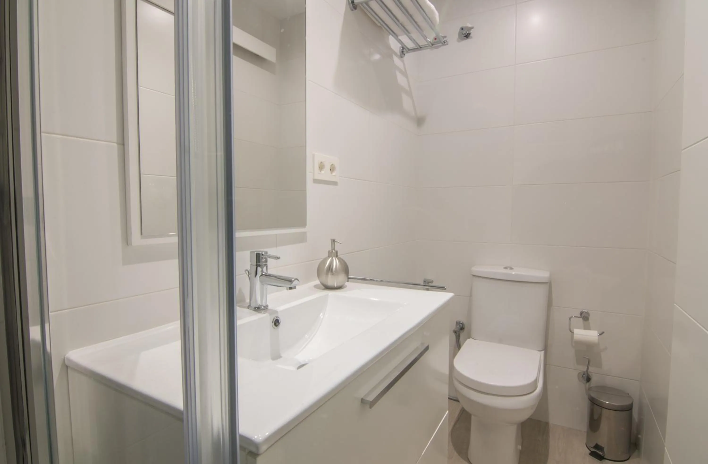 Bathroom in tuGuest Station 2 apartment