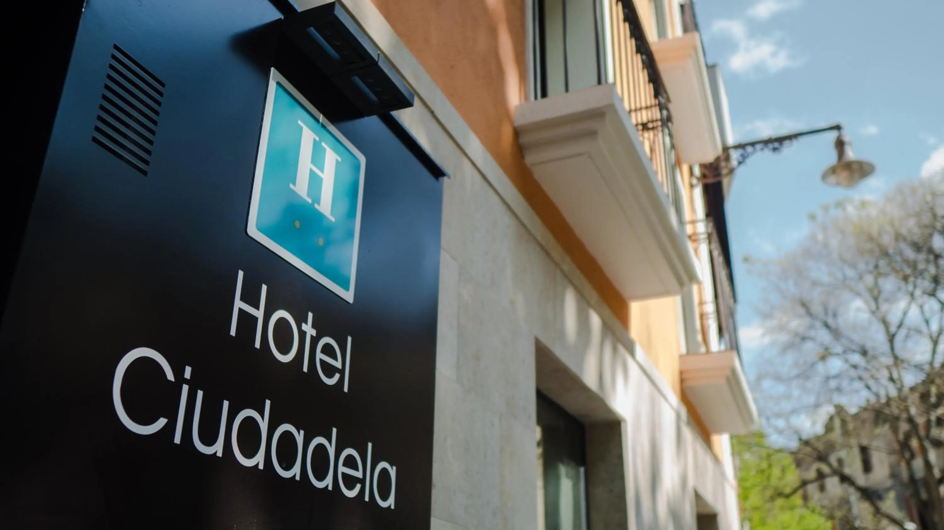 Facade/entrance in Hotel Ciudadela Pamplona