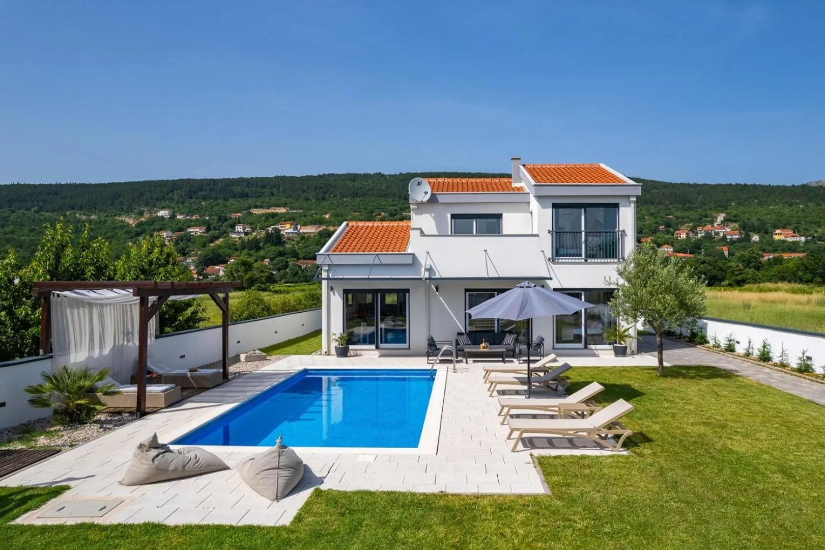 Villa Anja is a 4 bedroom villa with a 32 sqm heated pool near Imotski
