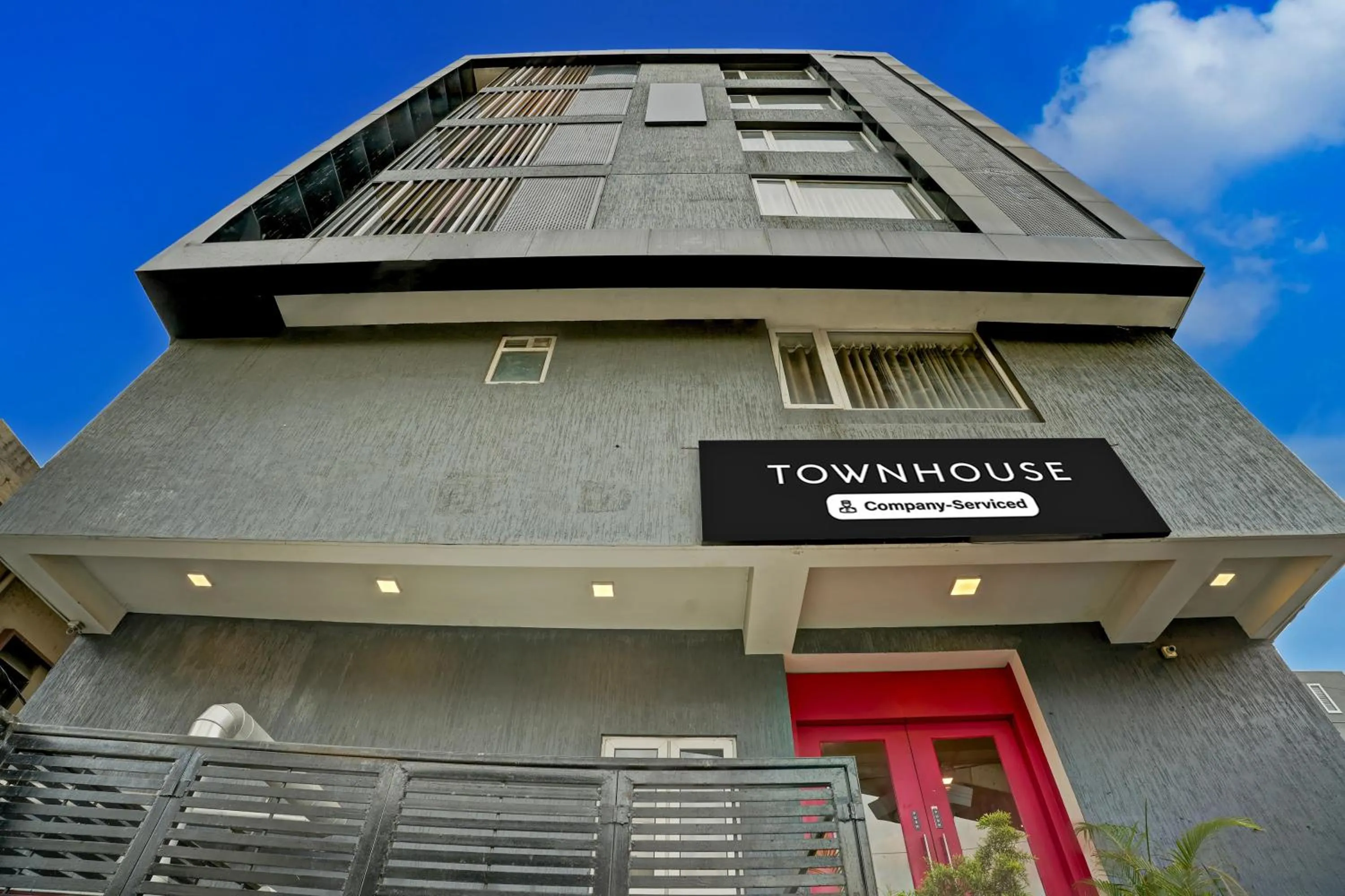 Facade/entrance in Super Townhouse Ulsoor Near Halasuru Metro Station