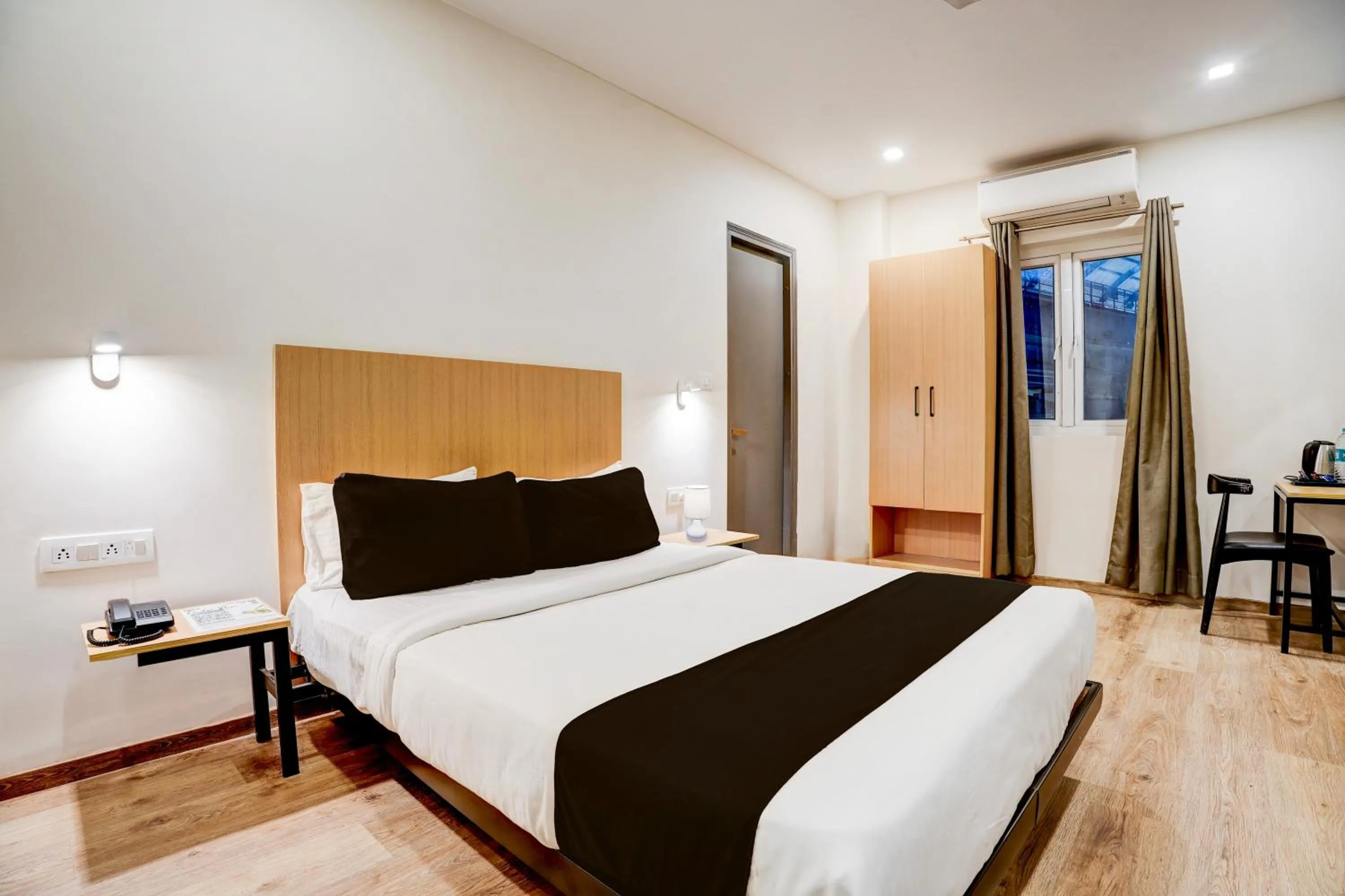 Bedroom, Bed in Super Townhouse Ulsoor Near Halasuru Metro Station