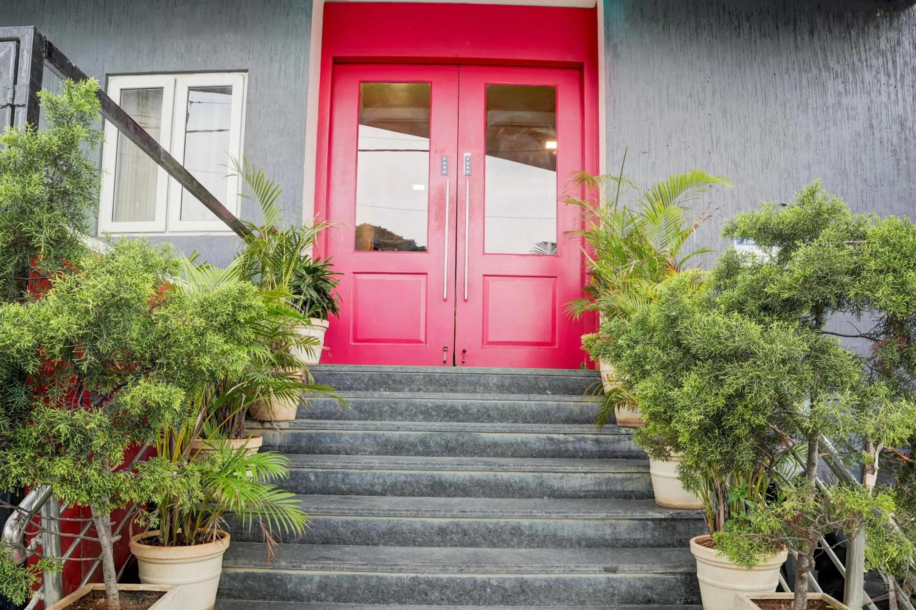 Facade/entrance in Super Townhouse Ulsoor Near Halasuru Metro Station
