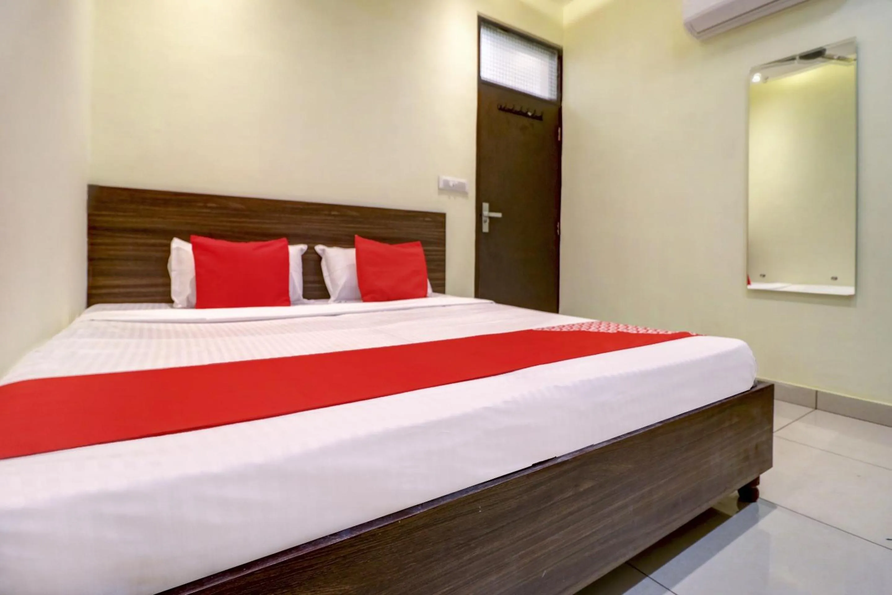 Bedroom in OYO Flagship 77562 Hotel Kabir