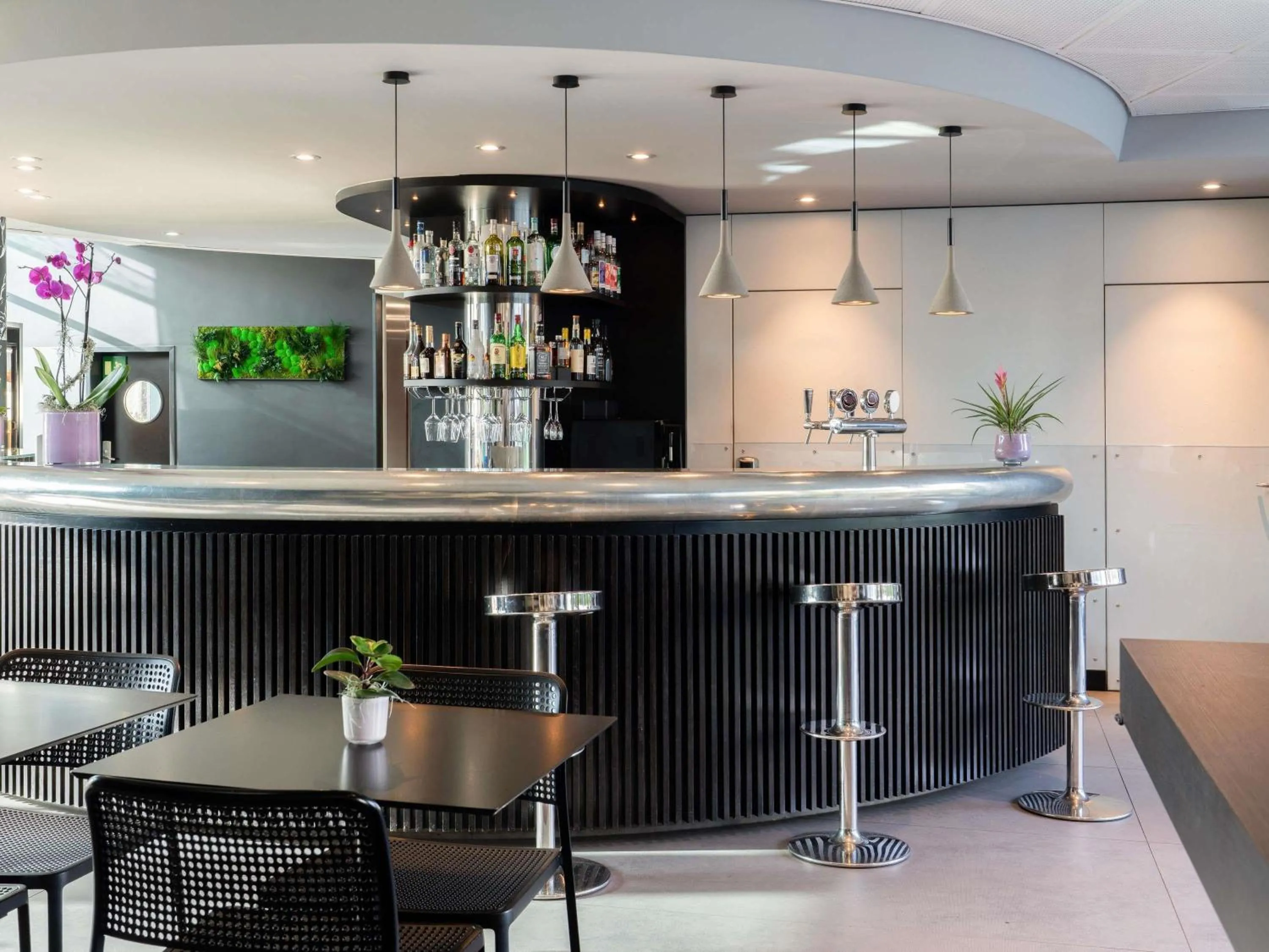 Lounge or bar in Novotel Suites Genève Aéroport