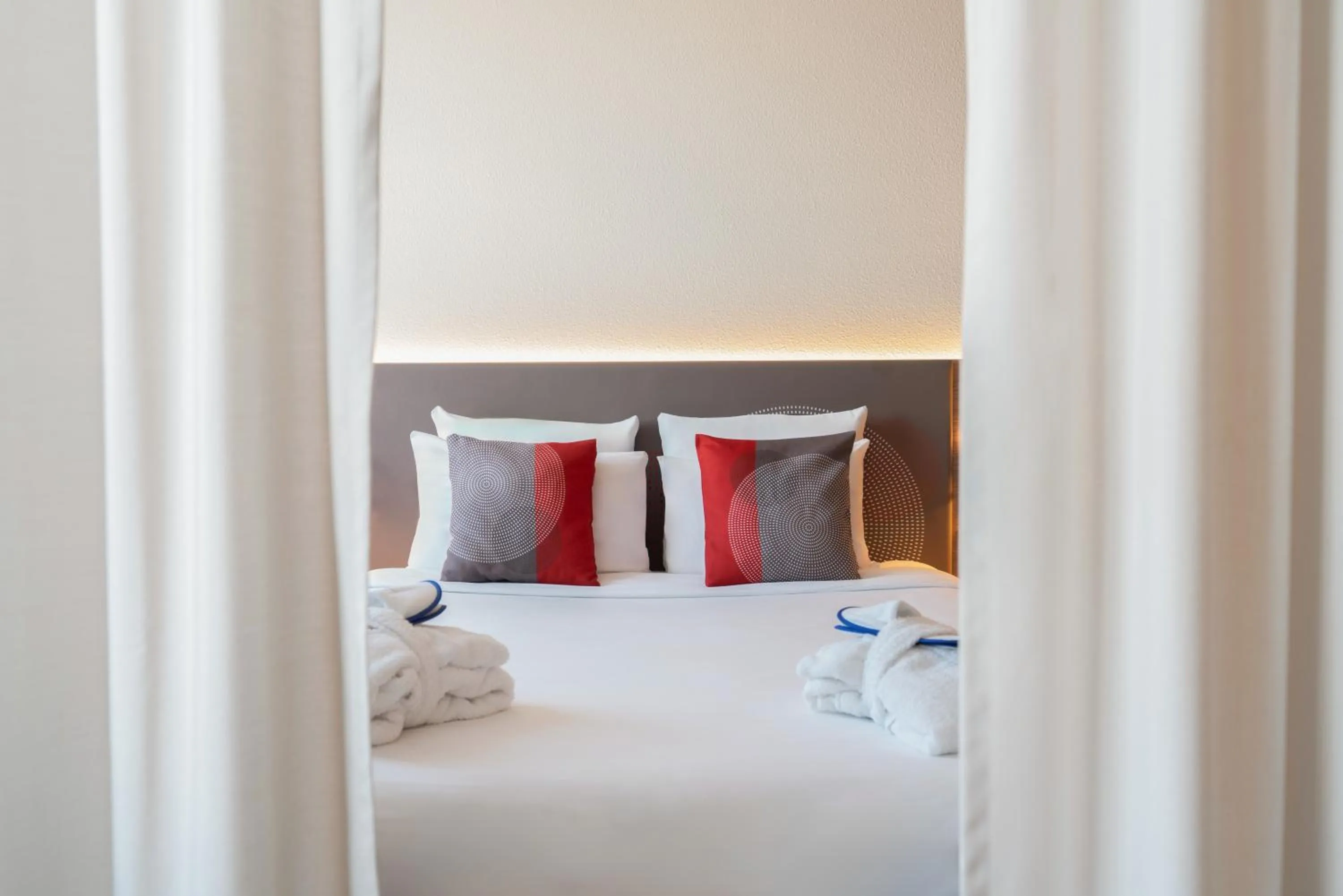 Bed in Novotel Suites Genève Aéroport