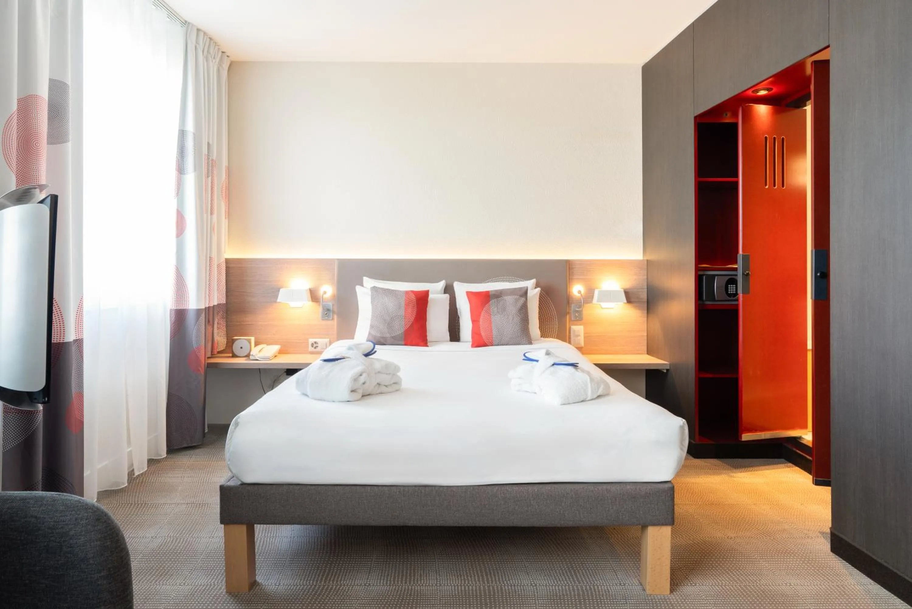 Bed in Novotel Suites Genève Aéroport