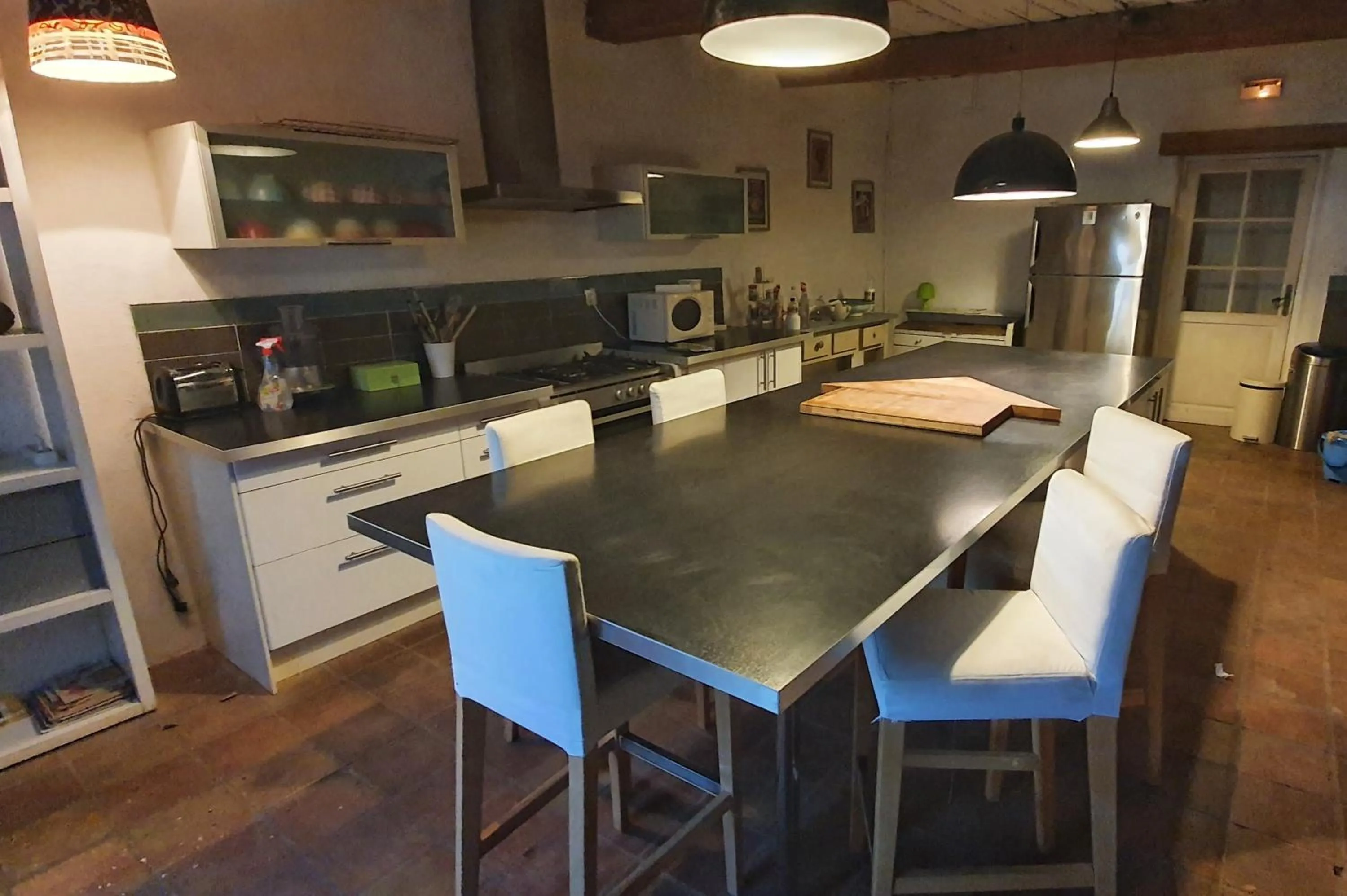 Communal kitchen in Orangerie de Cardet - Maison d'hôtes - B&B