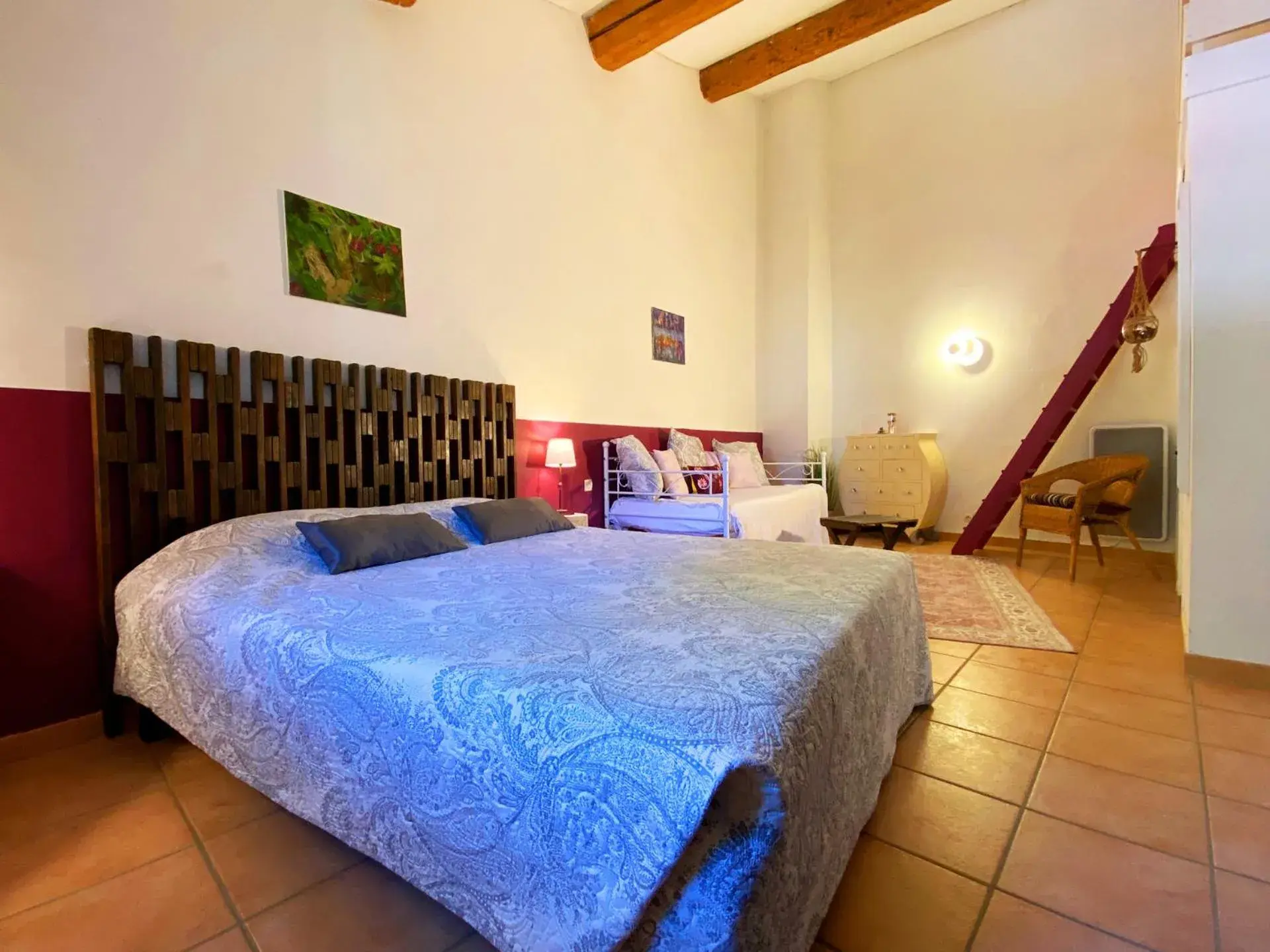 Photo of the whole room, Bed in Orangerie de Cardet - Maison d'hôtes - B&B Photo of the whole room, Bed in Orangerie de Cardet - Maison d'hôtes - B&B