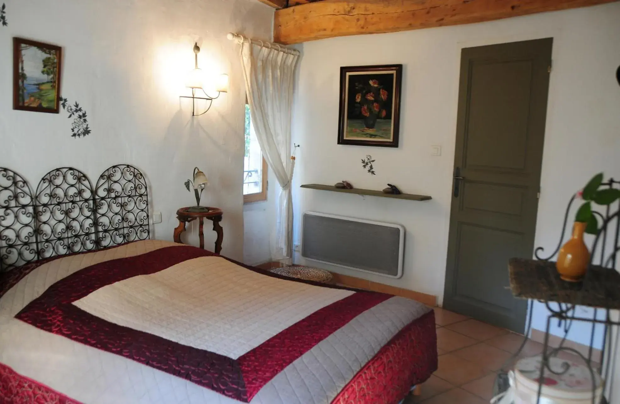 Bed in Orangerie de Cardet - Maison d'hôtes - B&B Bed in Orangerie de Cardet - Maison d'hôtes - B&B