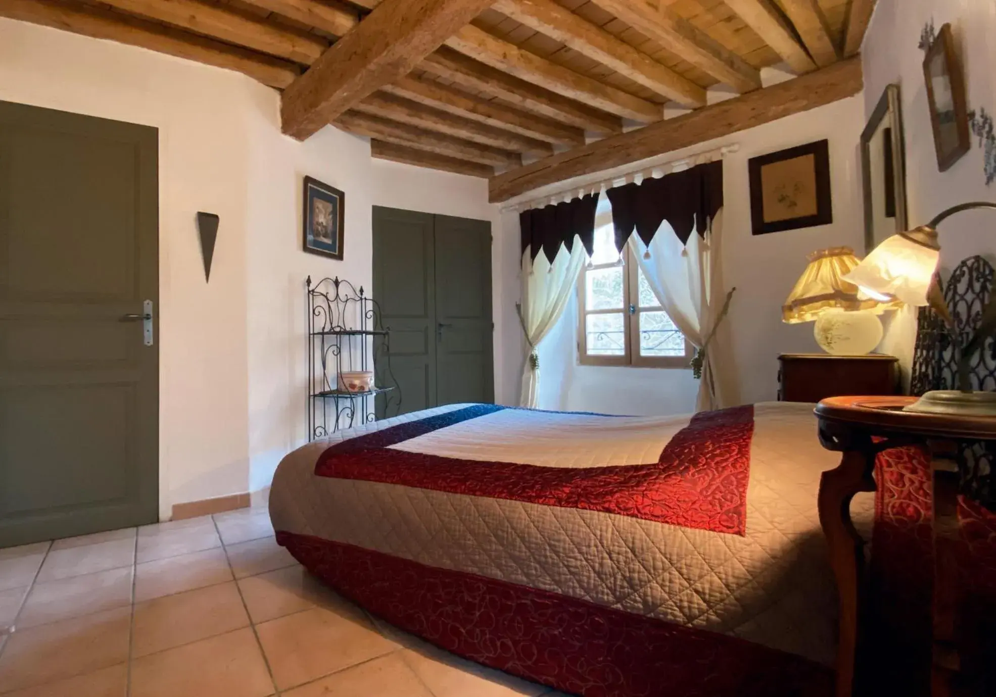 Bed in Orangerie de Cardet - Maison d'hôtes - B&B Bed in Orangerie de Cardet - Maison d'hôtes - B&B