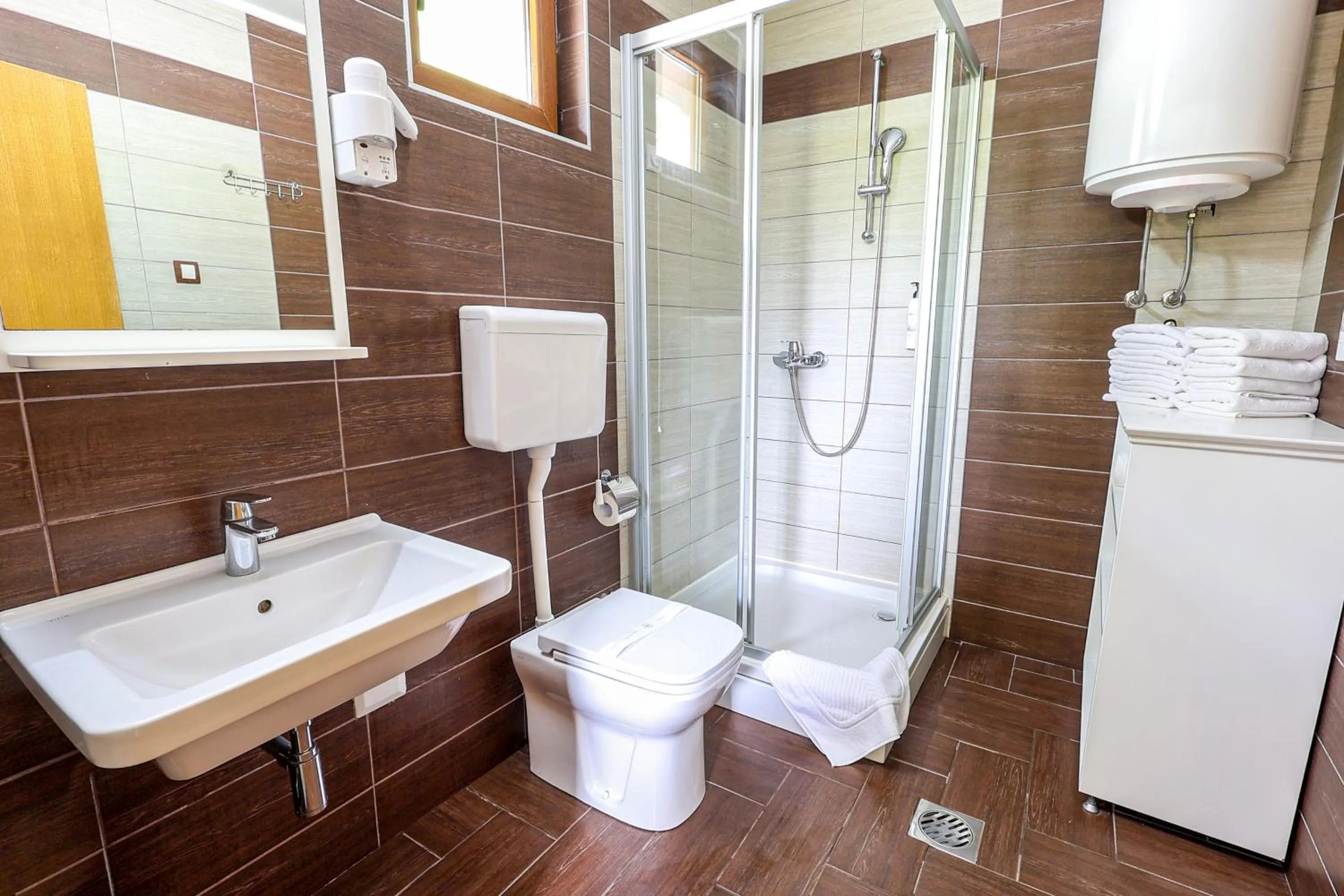 Shower in Etno Naselje Vrdnička kula