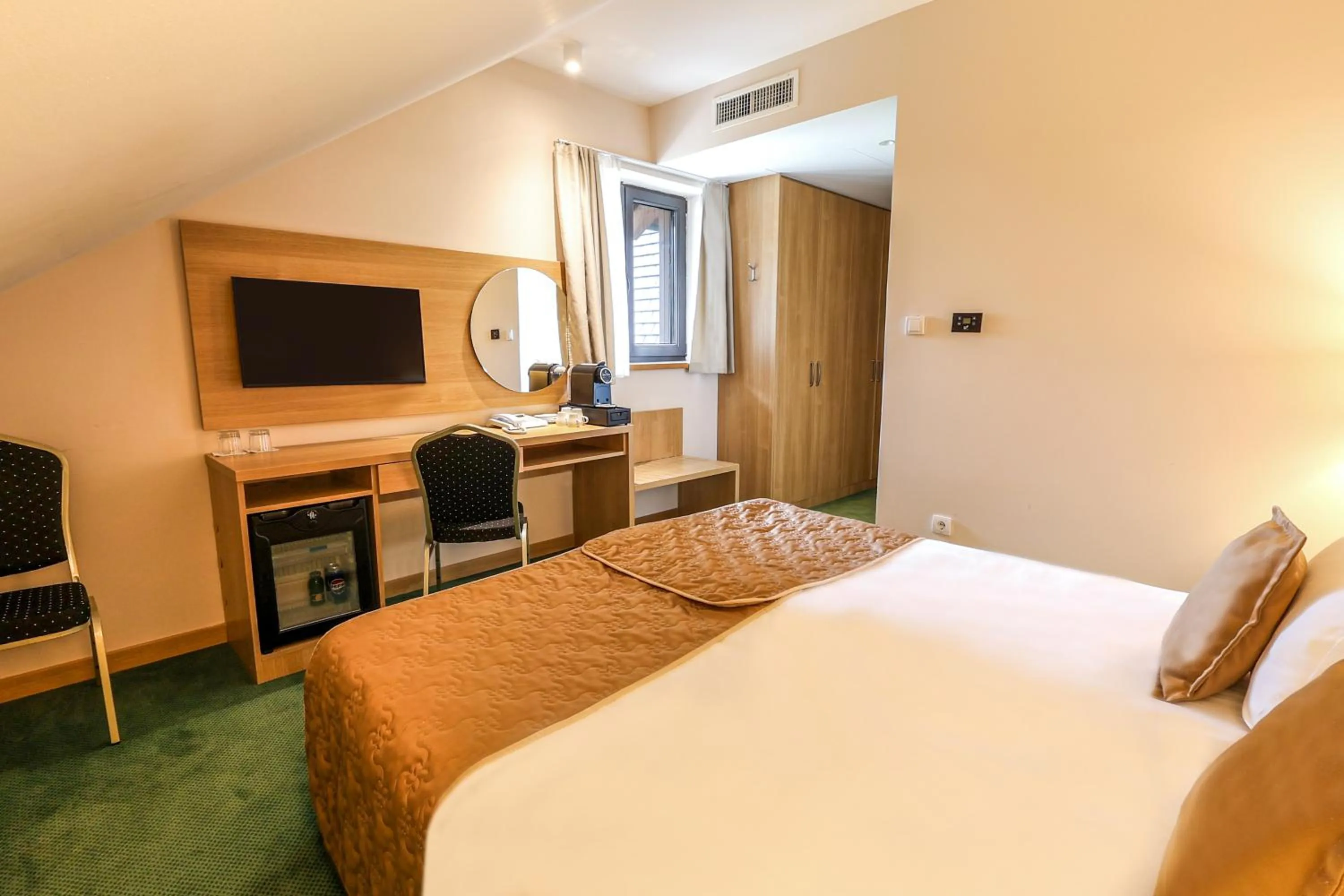 Property building, Bed in Etno Naselje Vrdnička kula