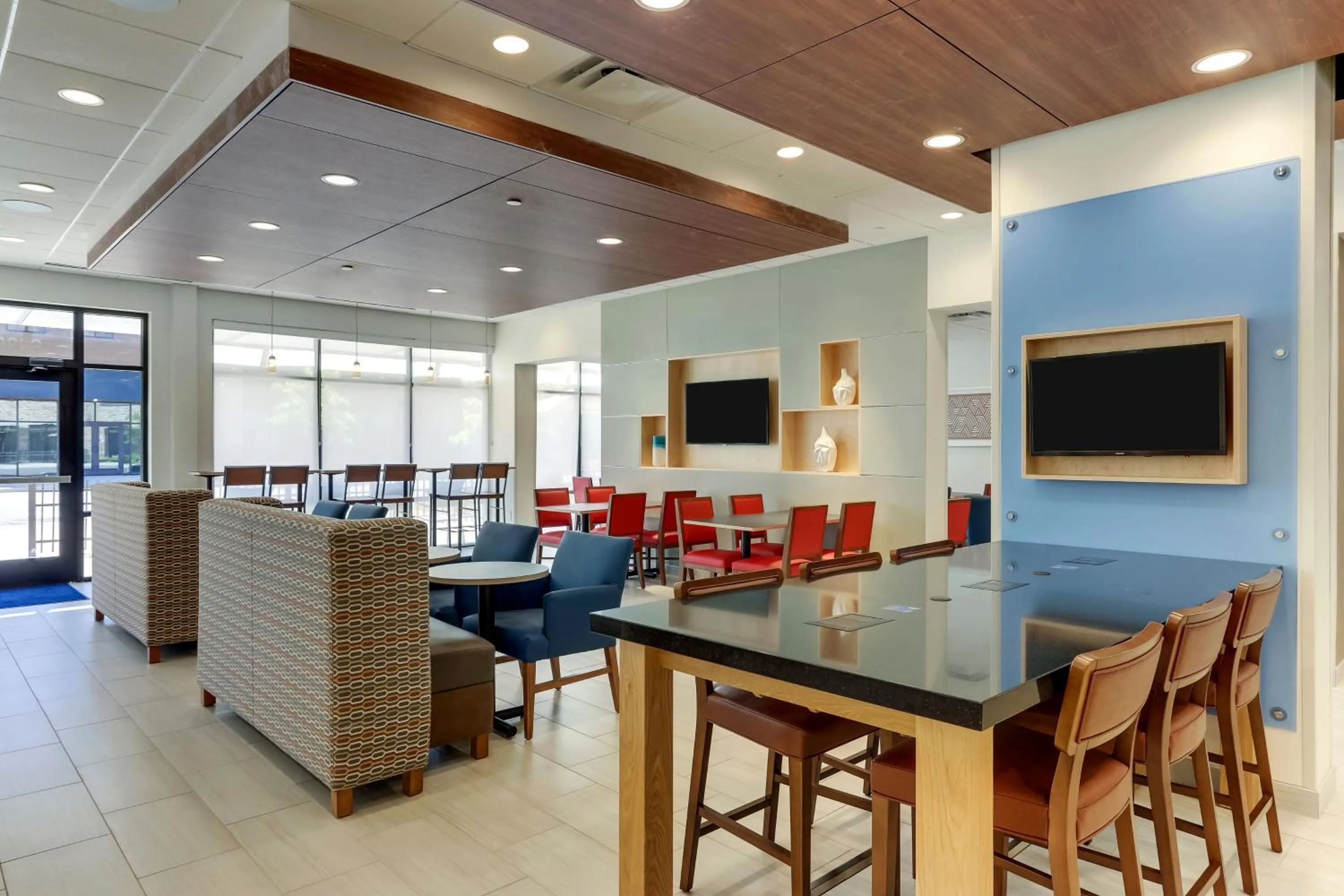 Lobby or reception in Holiday Inn Express & Suites - Winston - Salem SW - Clemmons by IHG
