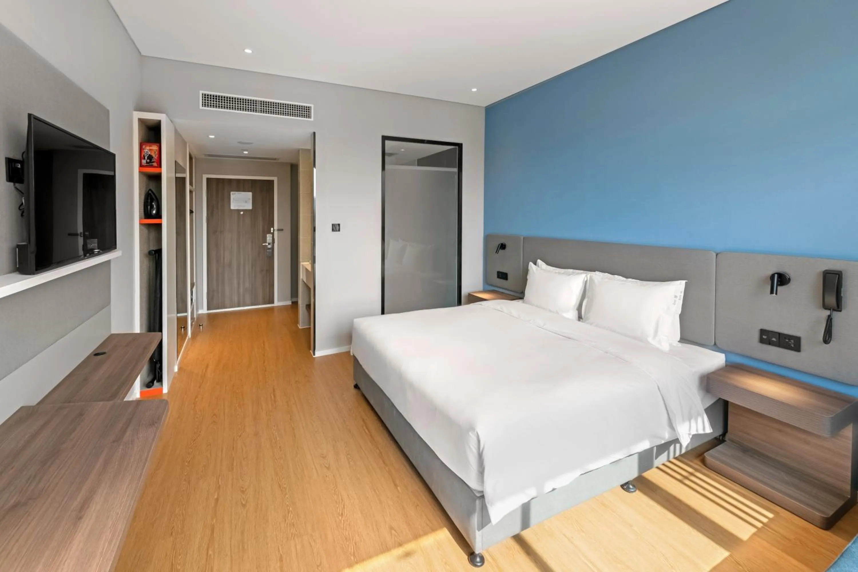 Photo of the whole room, Bed in Holiday Inn Express Xiamen Tongan by IHG