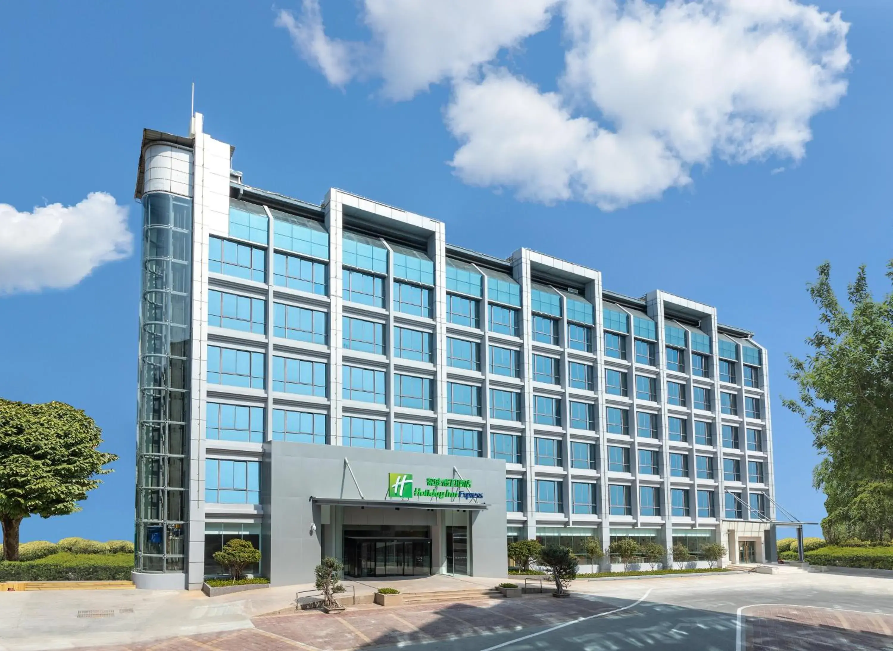 Property building in Holiday Inn Express Xiamen Tongan by IHG Property building in Holiday Inn Express Xiamen Tongan by IHG