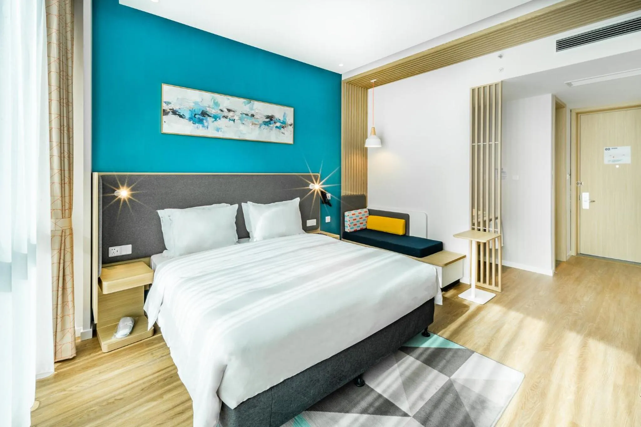 Photo of the whole room, Bed in Holiday Inn Express Shanghai Pudong Zhangjiang by IHG - 20 minutes to New International Expo Center and Disneyland