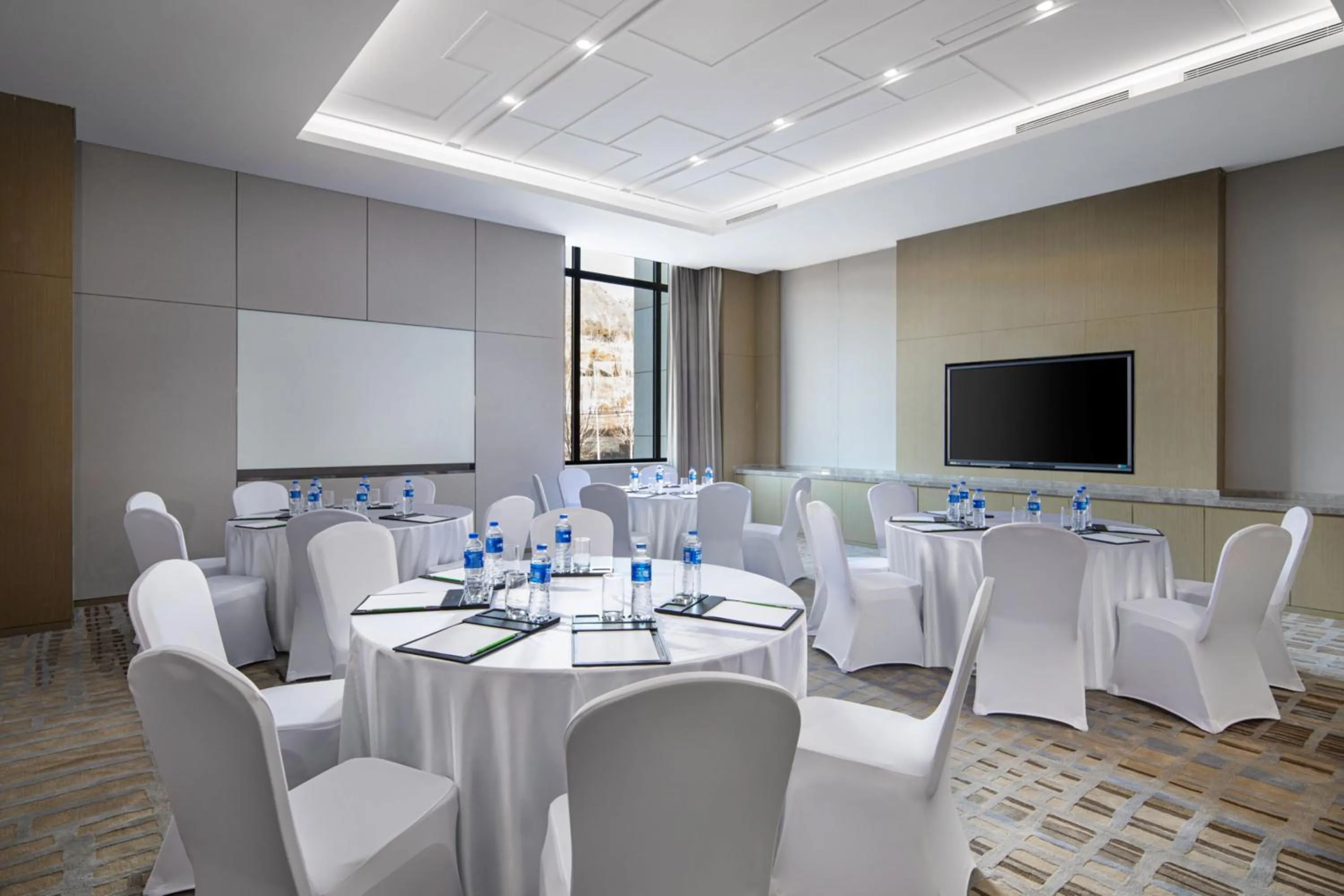 Meeting/conference room in Holiday Inn Chengde Park View by IHG