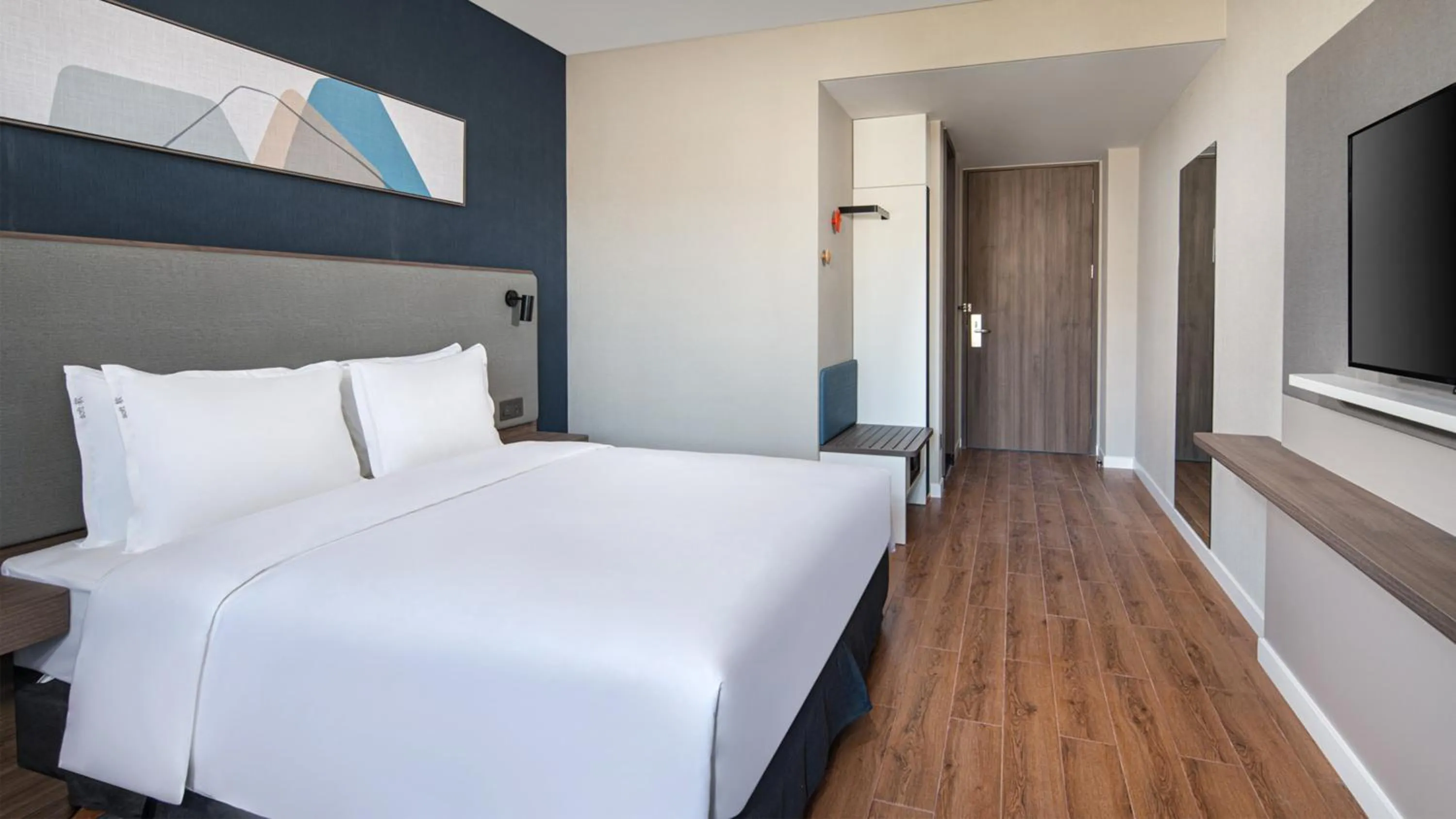 Photo of the whole room, Bed in Holiday Inn Express Chengde Park View by IHG