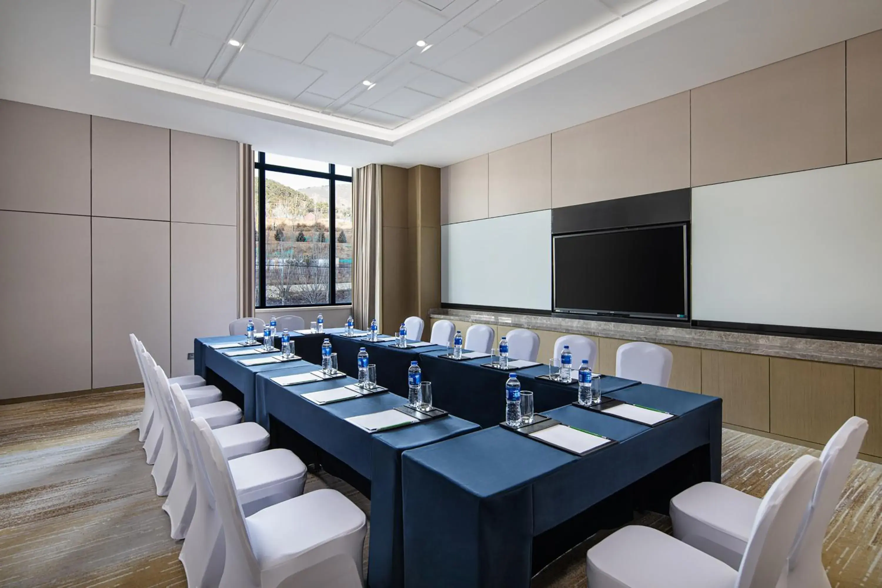 Meeting/conference room in Holiday Inn Express Chengde Park View by IHG Meeting/conference room in Holiday Inn Express Chengde Park View by IHG
