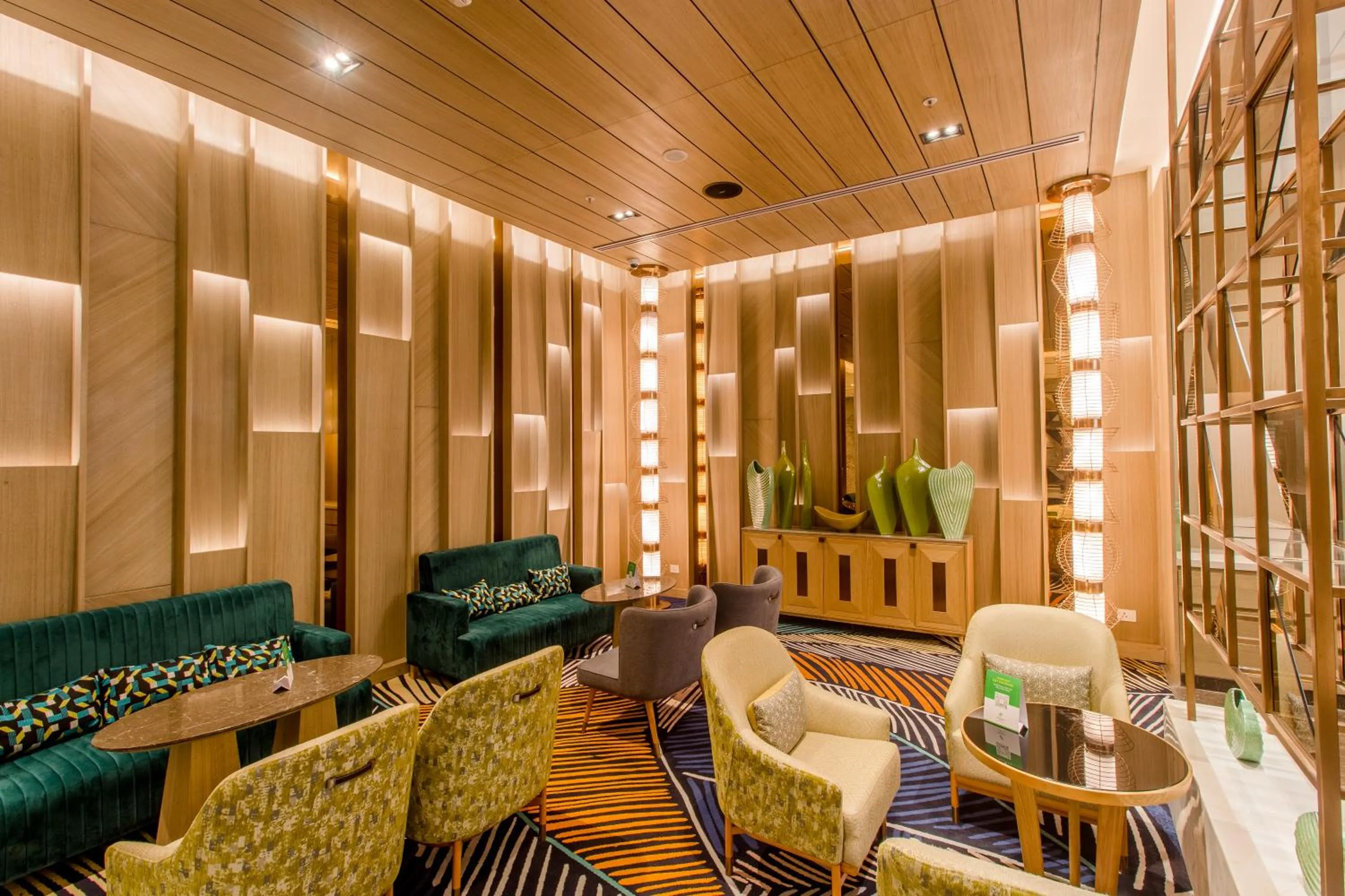 Lounge or bar in Holiday Inn Chandigarh Zirakpur by IHG