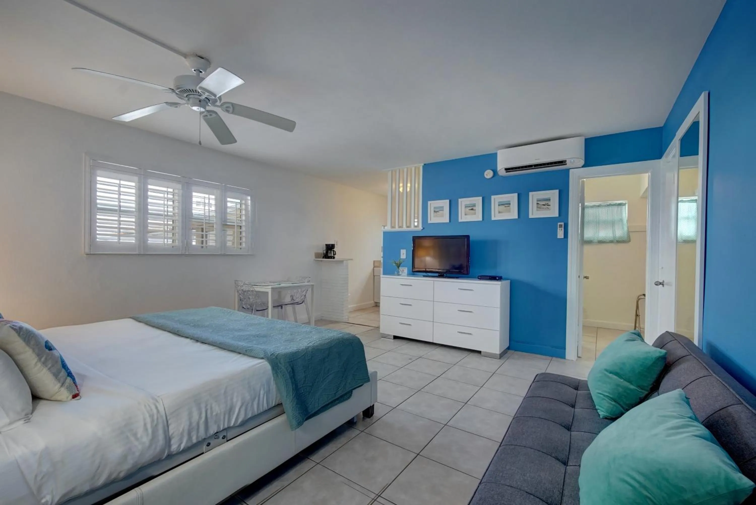 Bedroom, Bed in Castle by the Sea Motel