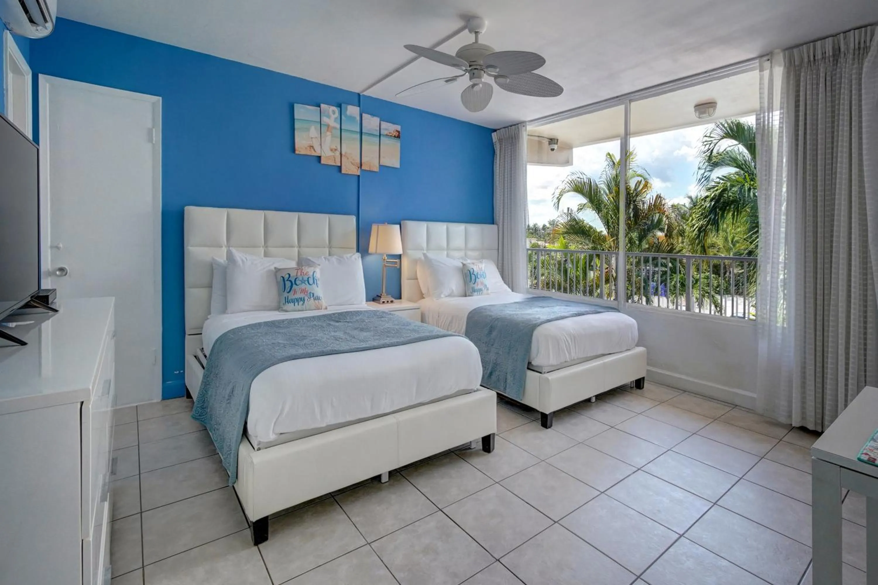 Bedroom, Bed in Castle by the Sea Motel